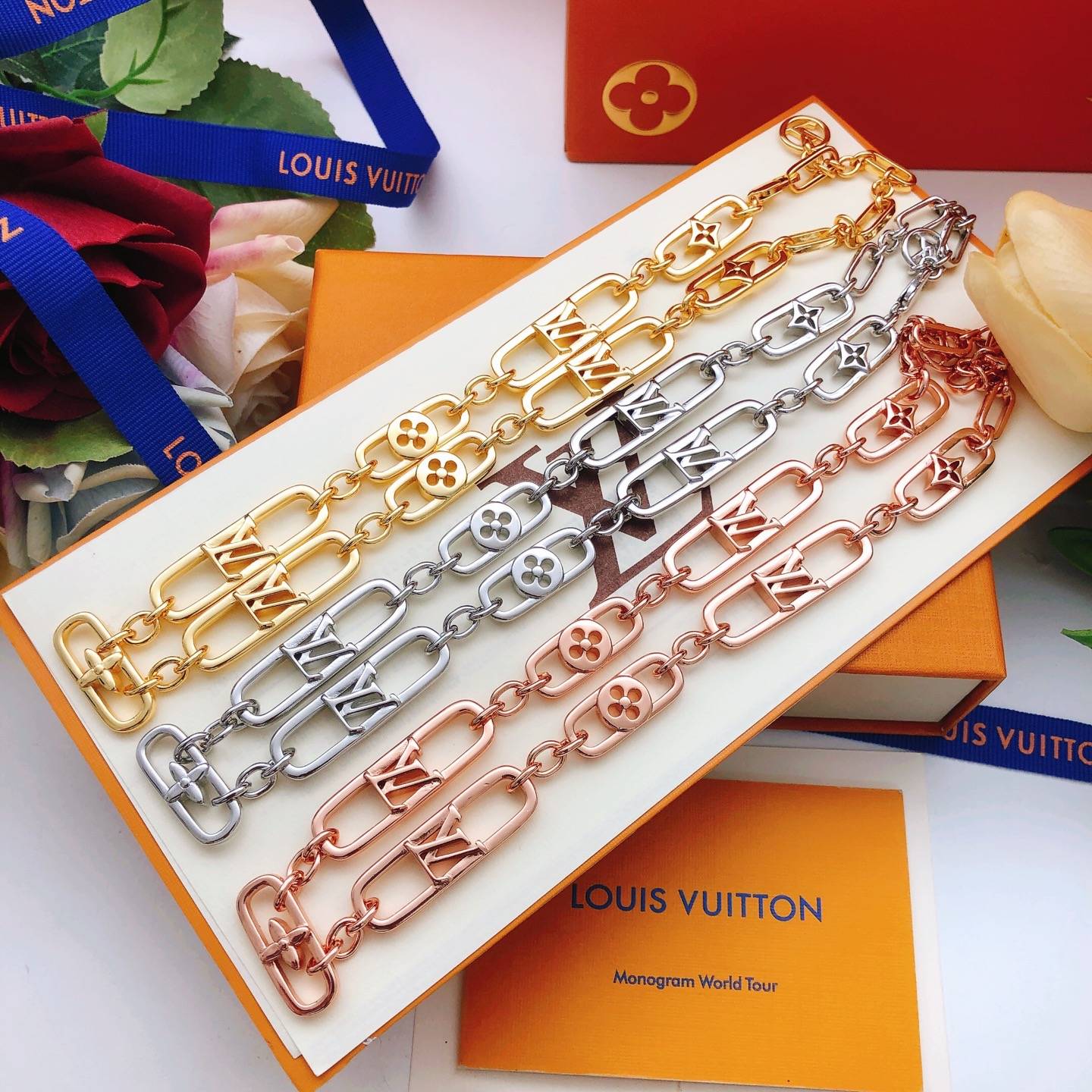 LOUIS VUITTON ルイヴィトン レディース ネックレス モノグラム LVイニシャル ゴールド仕上げ ブランドアクセサリー 普段使い - 画像 3