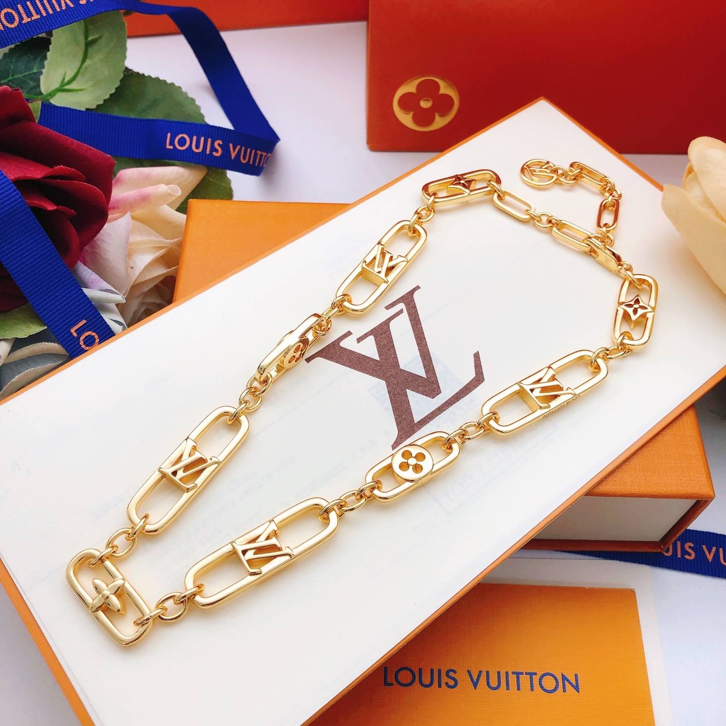 LOUIS VUITTON ルイヴィトン レディース ネックレス モノグラム LVイニシャル ゴールド仕上げ ブランドアクセサリー 普段使い - 画像 4