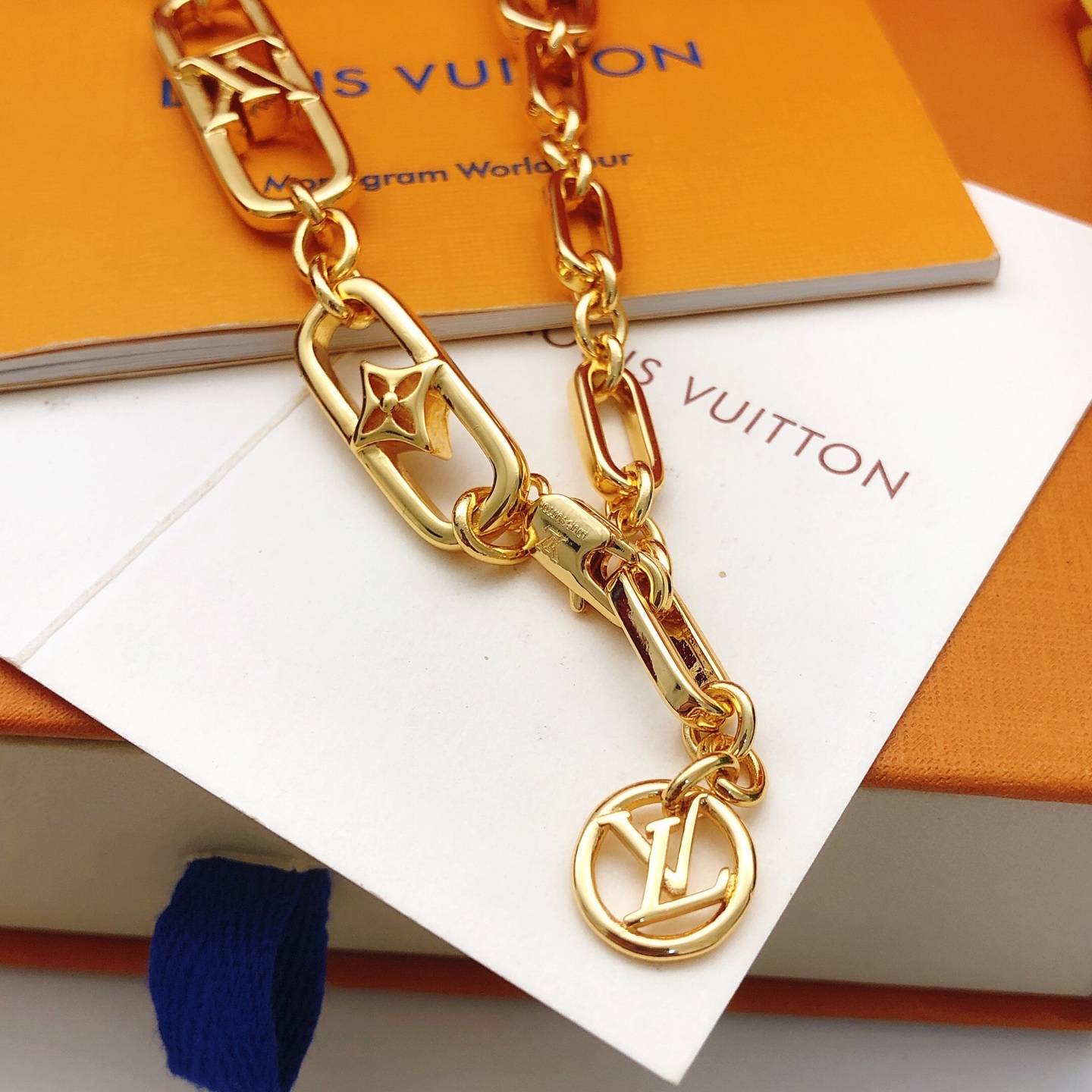 LOUIS VUITTON ルイヴィトン レディース ネックレス モノグラム LVイニシャル ゴールド仕上げ ブランドアクセサリー 普段使い - 画像 5