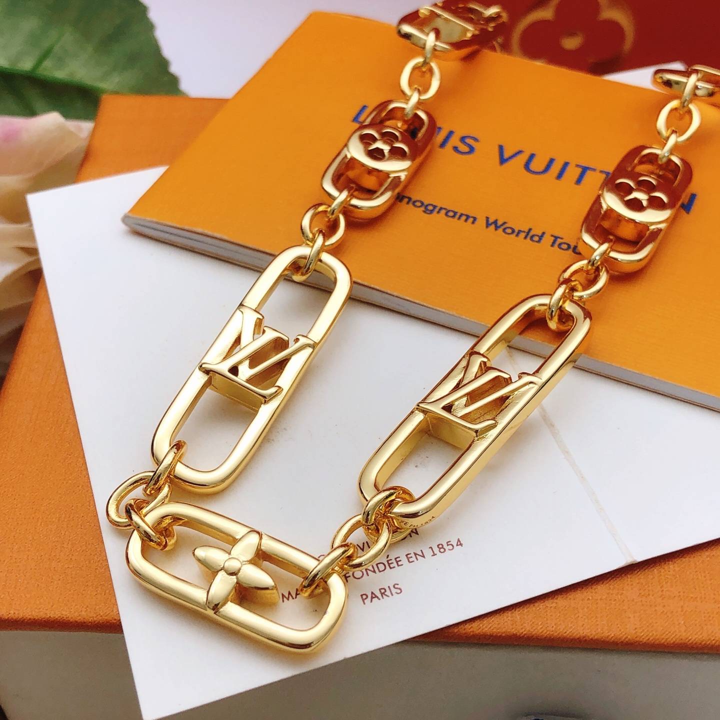 LOUIS VUITTON ルイヴィトン レディース ネックレス モノグラム LVイニシャル ゴールド仕上げ ブランドアクセサリー 普段使い - 画像 6
