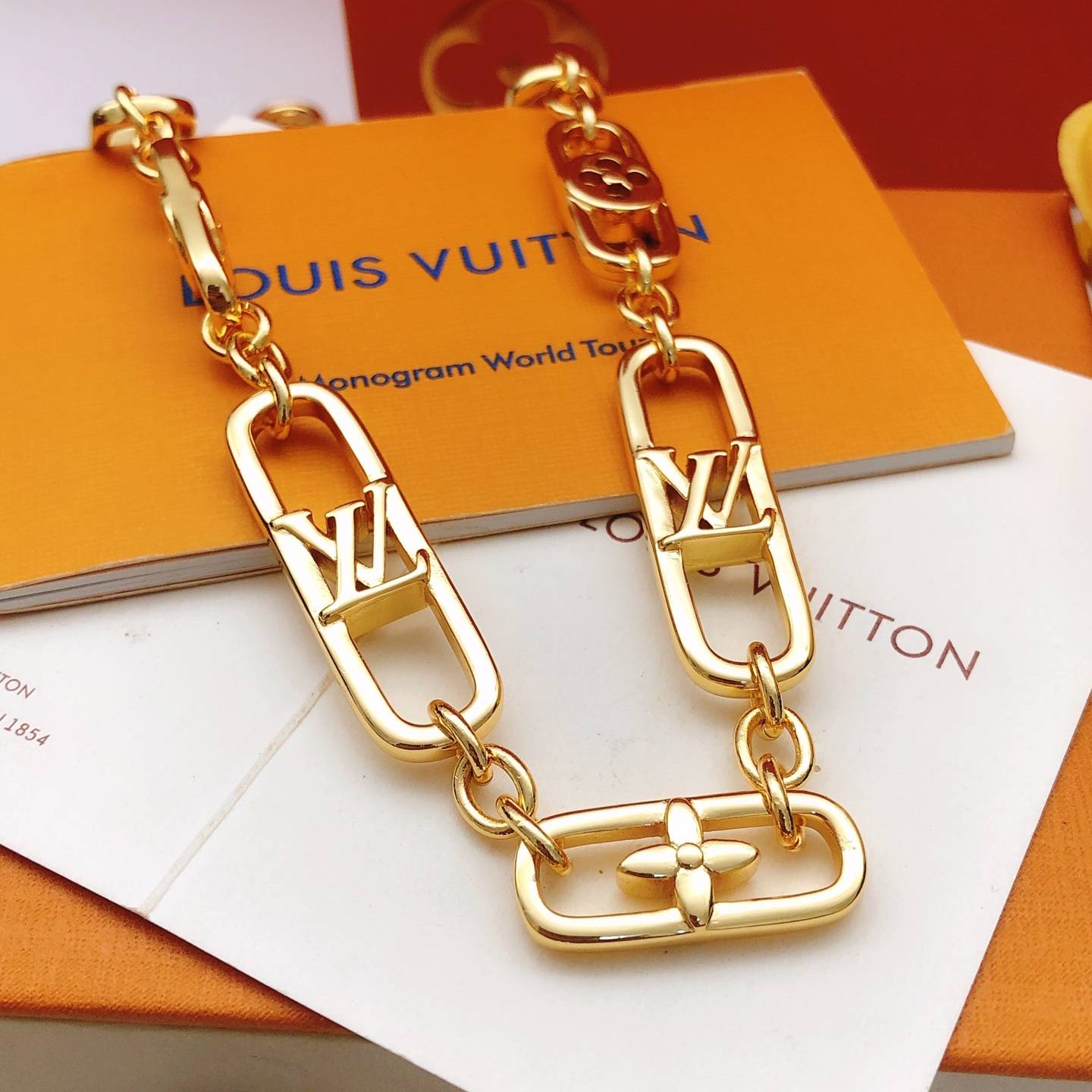 LOUIS VUITTON ルイヴィトン レディース ネックレス モノグラム LVイニシャル ゴールド仕上げ ブランドアクセサリー 普段使い - 画像 7