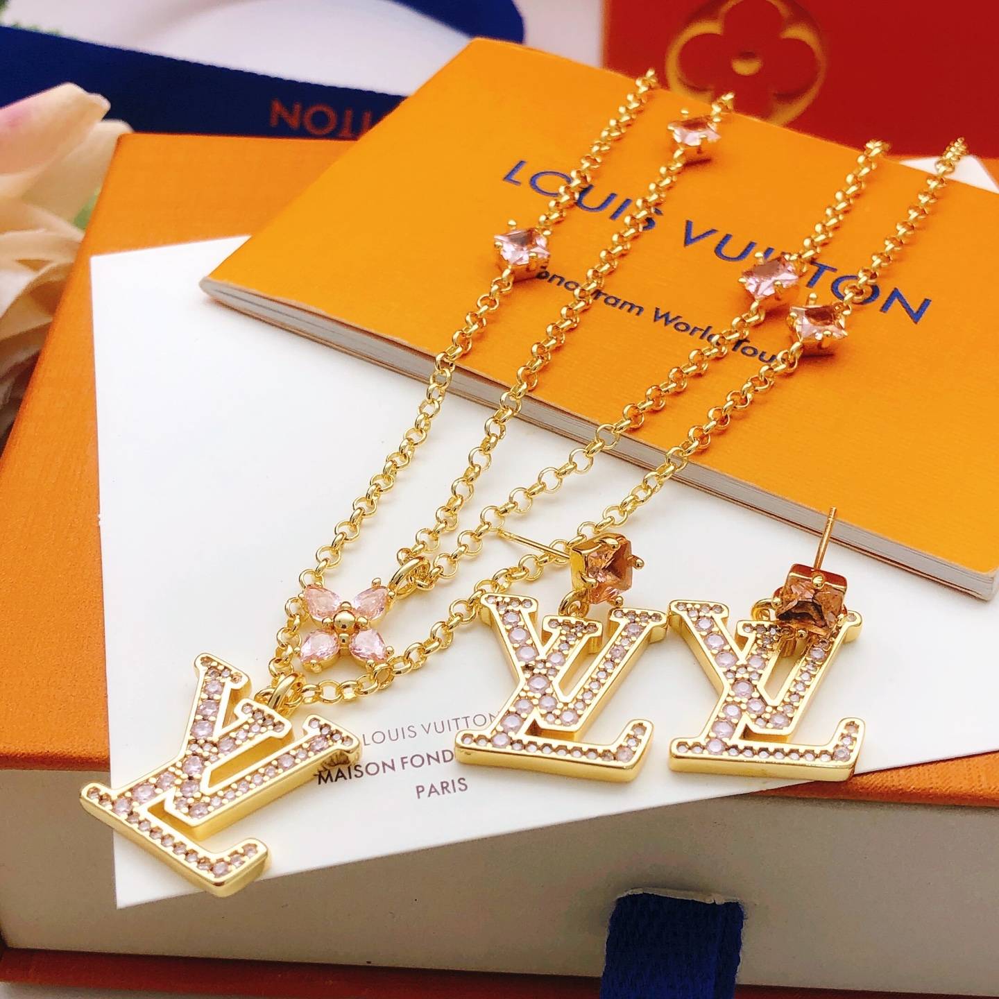 LOUIS VUITTON ルイヴィトン レディース ピアス LVイニシャル ダイヤモンド GP ブランドアクセサリー プレゼント - 画像 2