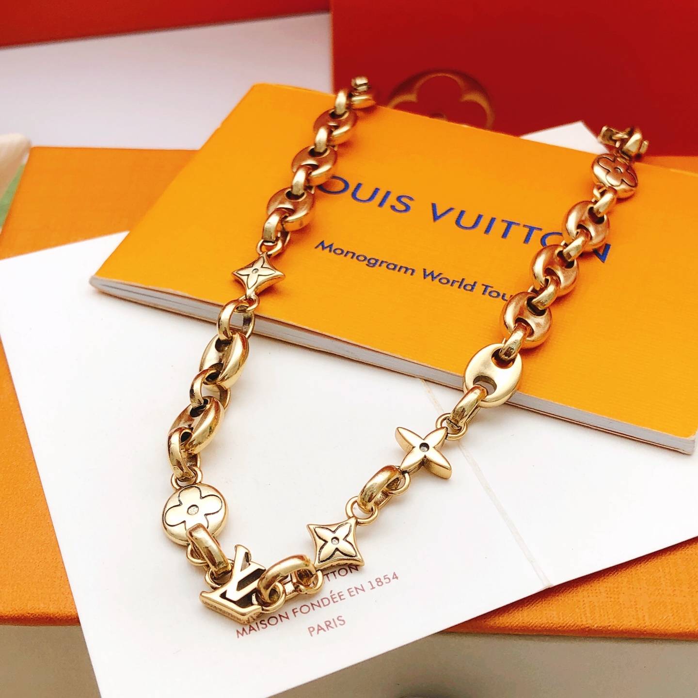 LOUIS VUITTON ルイヴィトン レディース ネックレス モノグラム LVイニシャル ゴールド仕上げ ブランドアクセサリー 普段使い