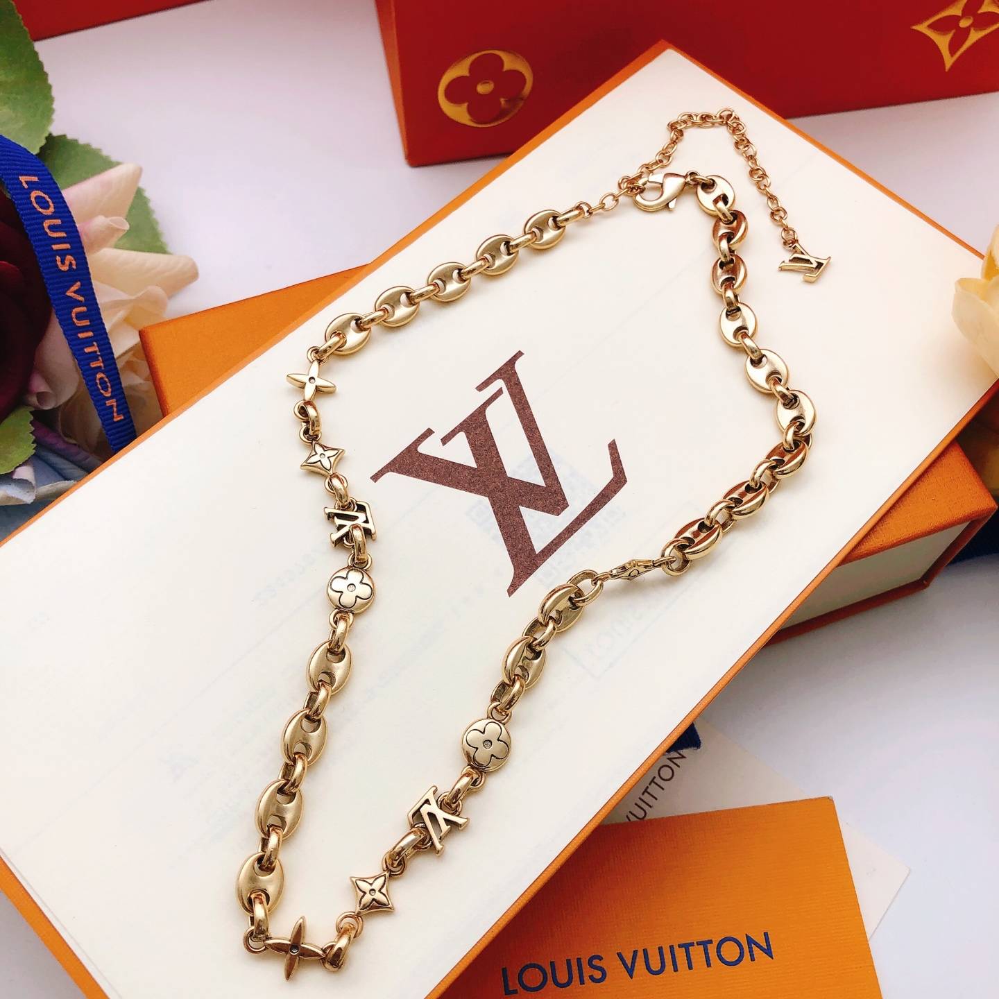 LOUIS VUITTON ルイヴィトン レディース ネックレス モノグラム LVイニシャル ゴールド仕上げ ブランドアクセサリー 普段使い - 画像 3