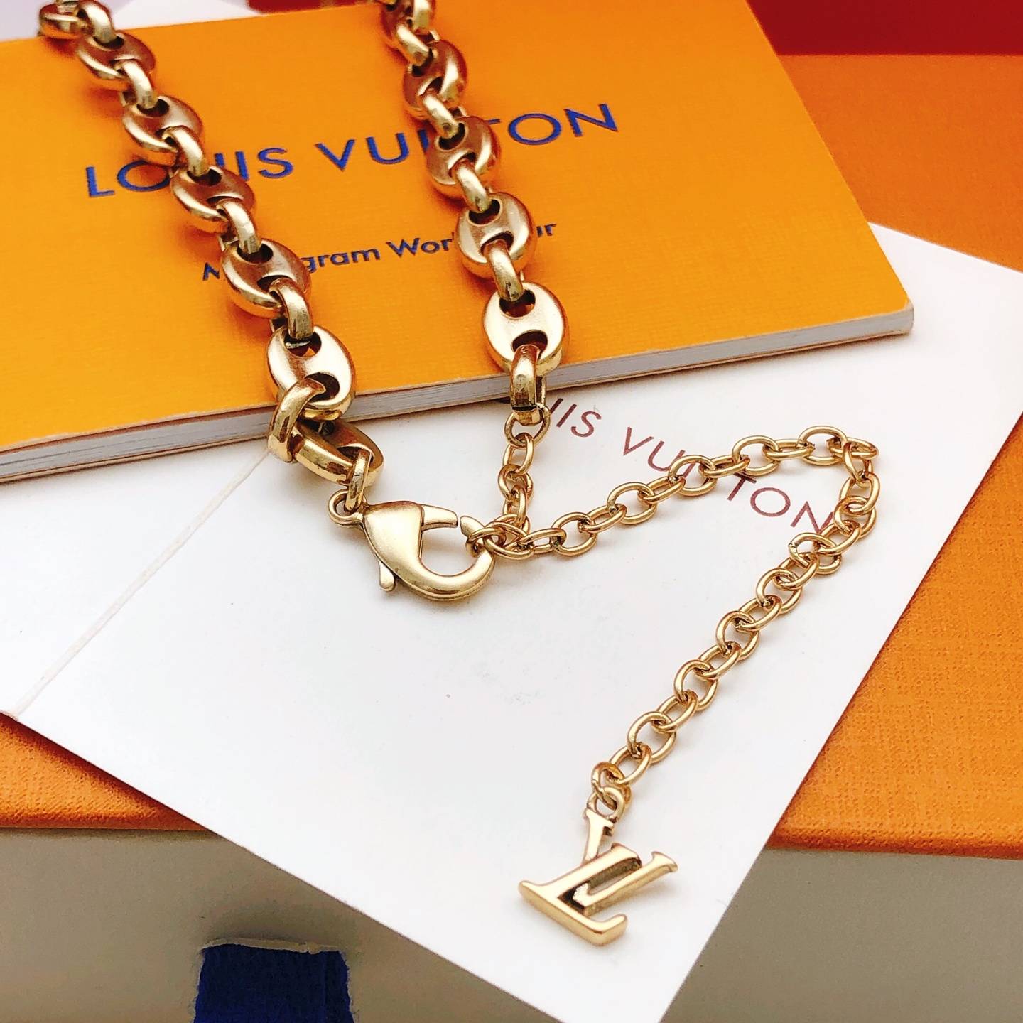 LOUIS VUITTON ルイヴィトン レディース ネックレス モノグラム LVイニシャル ゴールド仕上げ ブランドアクセサリー 普段使い - 画像 6