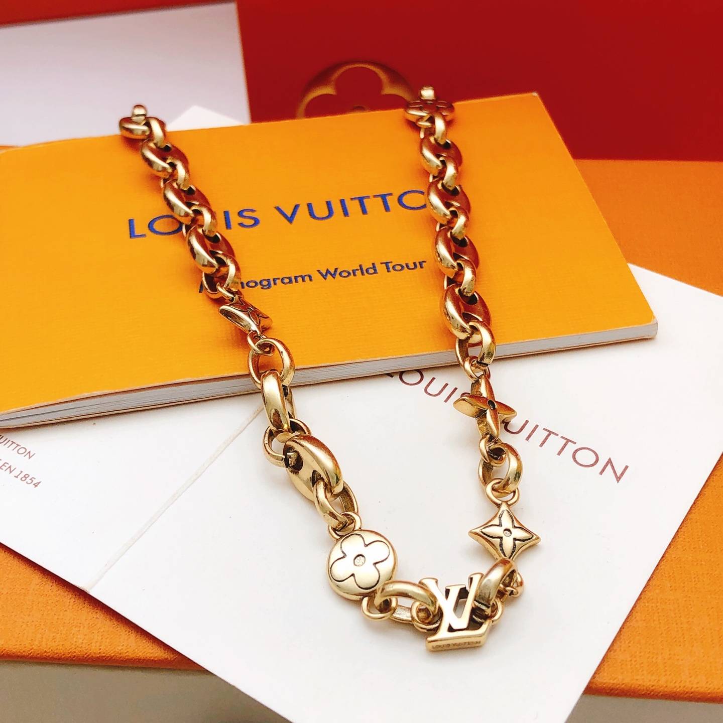 LOUIS VUITTON ルイヴィトン レディース ネックレス モノグラム LVイニシャル ゴールド仕上げ ブランドアクセサリー 普段使い - 画像 7