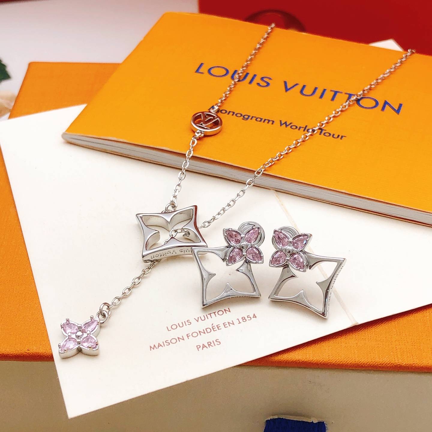 LOUIS VUITTON ルイヴィトン レディース ネックレス モノグラム エセンシャル V ディアマンド シルバーカラー ブランドアクセサリー プチギフト