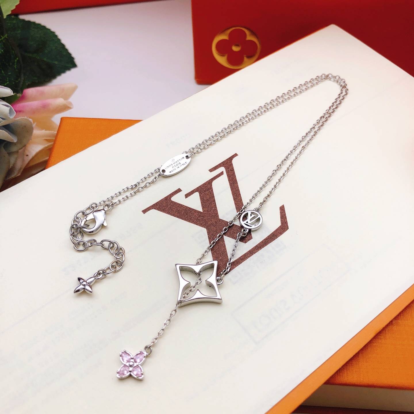 LOUIS VUITTON ルイヴィトン レディース ネックレス モノグラム エセンシャル V ディアマンド シルバーカラー ブランドアクセサリー プチギフト - 画像 3