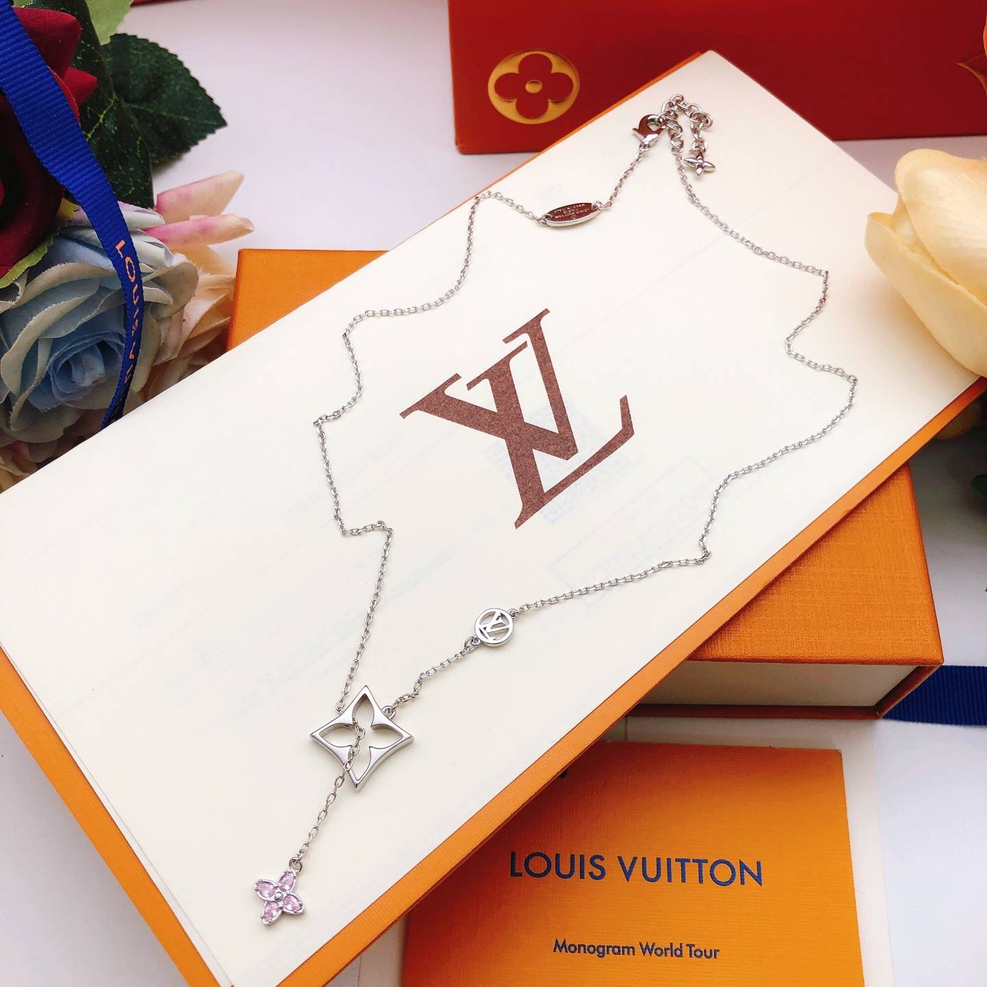 LOUIS VUITTON ルイヴィトン レディース ネックレス モノグラム エセンシャル V ディアマンド シルバーカラー ブランドアクセサリー プチギフト - 画像 4