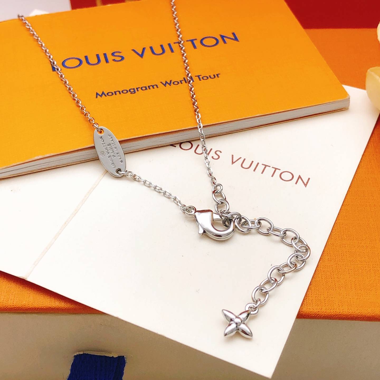 LOUIS VUITTON ルイヴィトン レディース ネックレス モノグラム エセンシャル V ディアマンド シルバーカラー ブランドアクセサリー プチギフト - 画像 5
