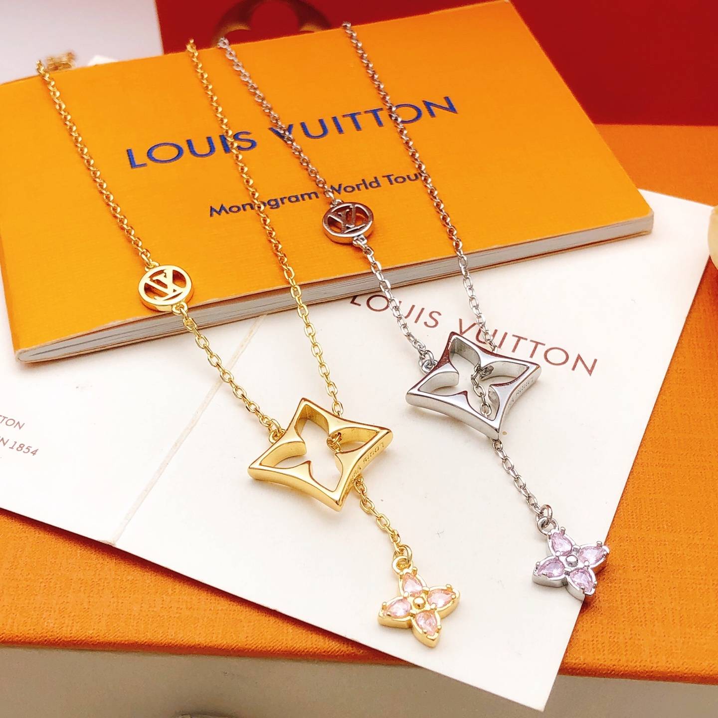 LOUIS VUITTON ルイヴィトン レディース ネックレス モノグラム エセンシャル V ディアマンド シルバーカラー ブランドアクセサリー プチギフト - 画像 6