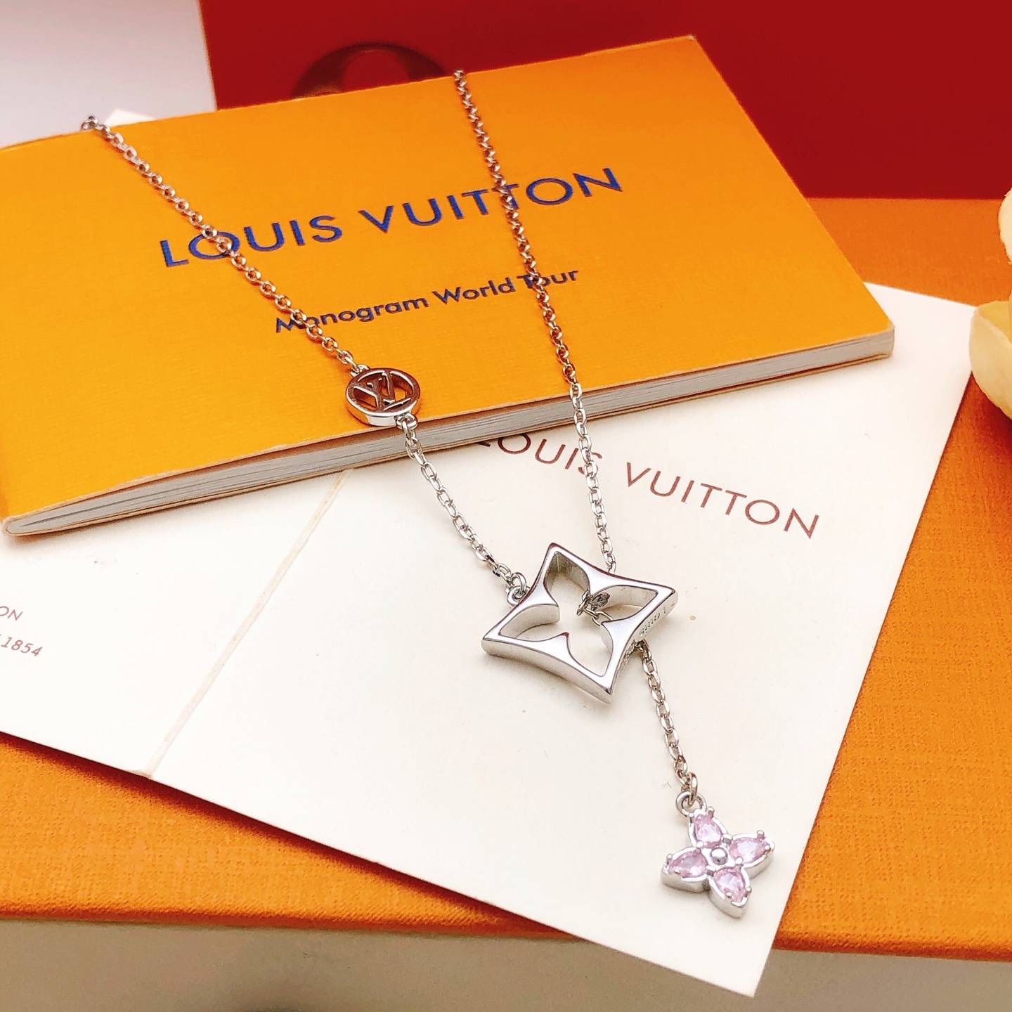 LOUIS VUITTON ルイヴィトン レディース ネックレス モノグラム エセンシャル V ディアマンド シルバーカラー ブランドアクセサリー プチギフト - 画像 7