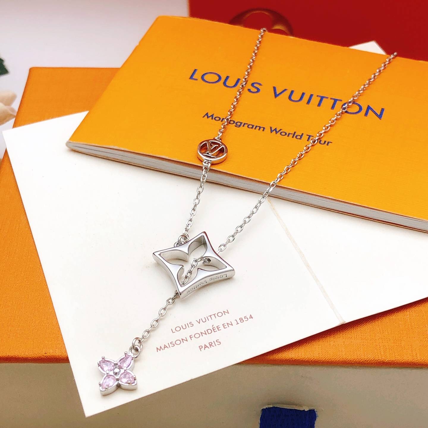 LOUIS VUITTON ルイヴィトン レディース ネックレス モノグラム エセンシャル V ディアマンド シルバーカラー ブランドアクセサリー プチギフト - 画像 8