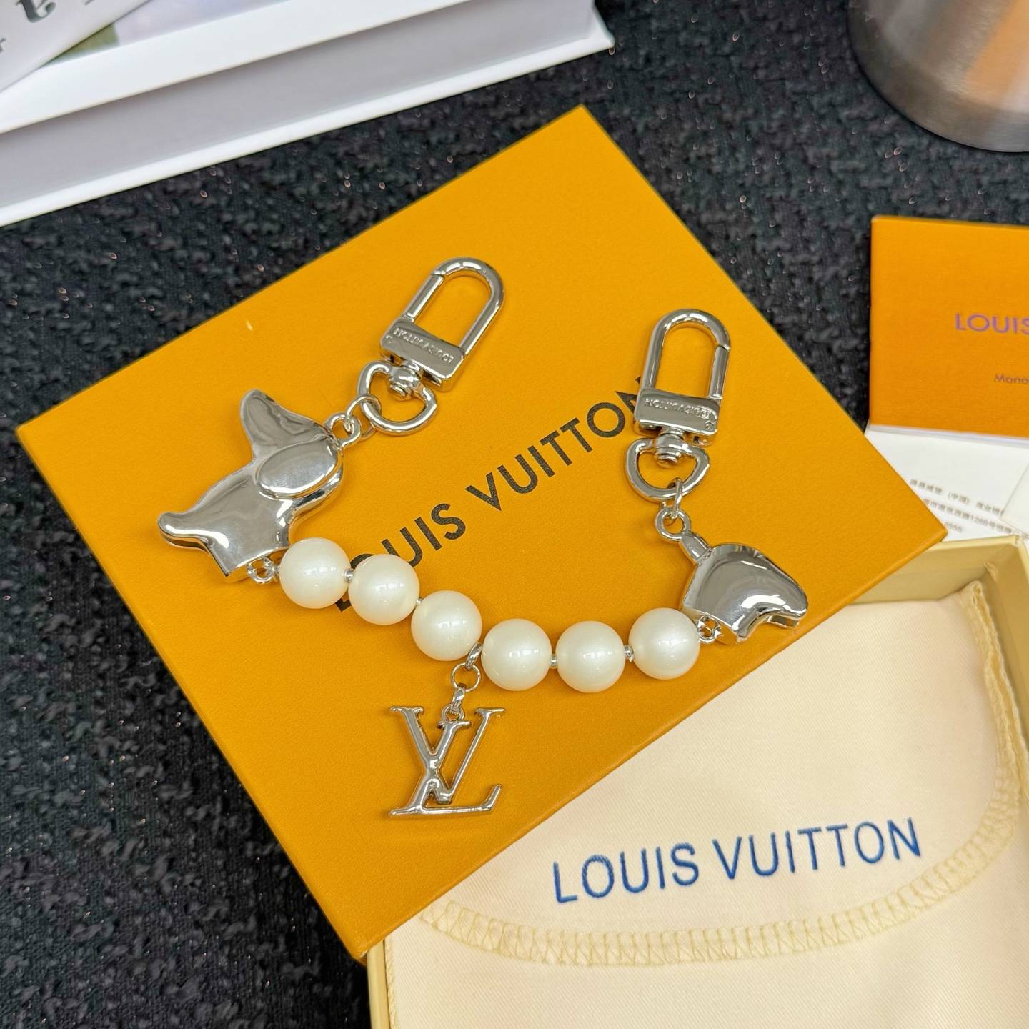 LOUIS VUITTON ルイヴィトン レディース キーホルダー モノグラム LVイニシャル ブルーミング プラスチック ホワイト - 画像 8
