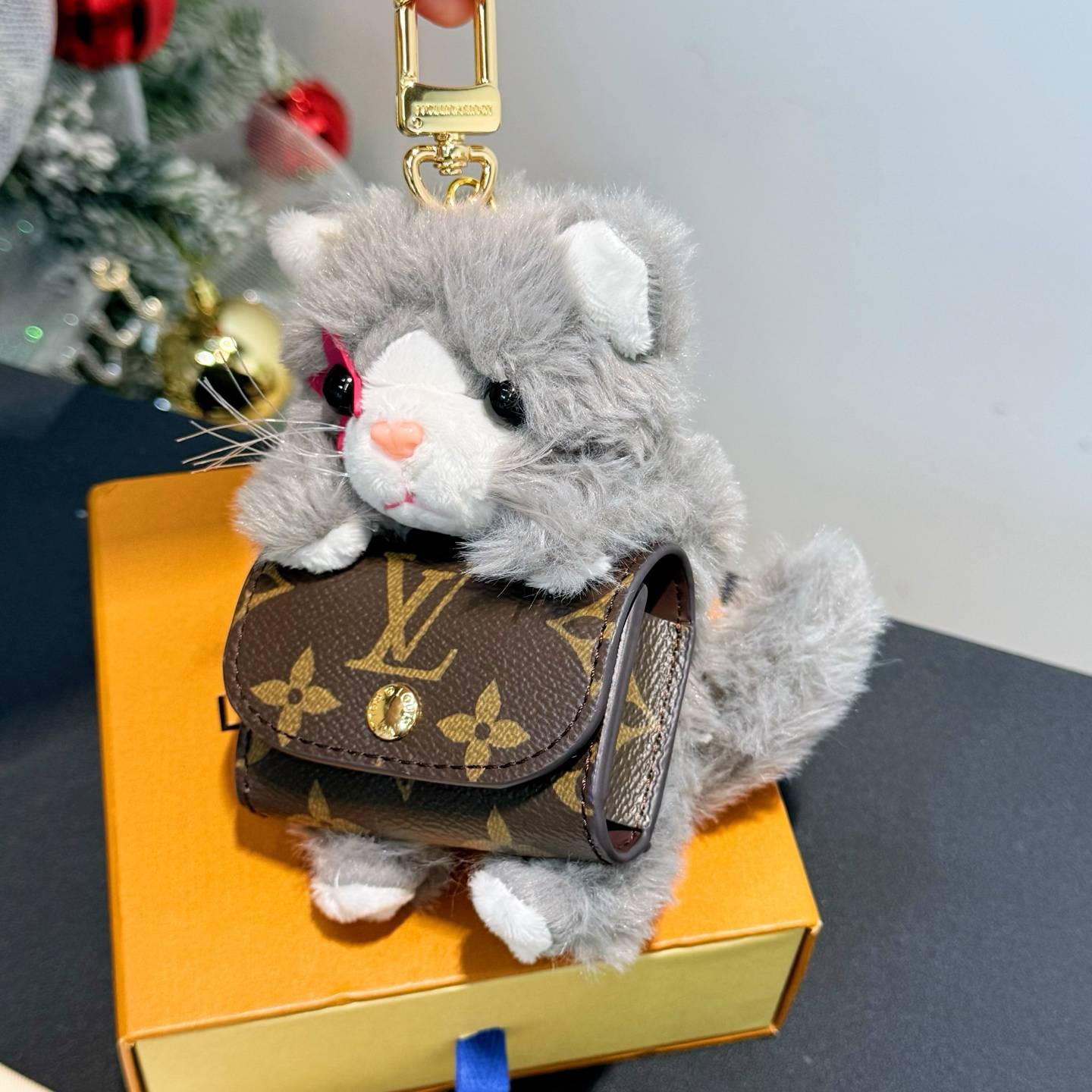 LOUIS VUITTON ルイヴィトン レディース アクセサリー キーホルダー モノグラム LVカットン ブラウン グレー - 画像 2
