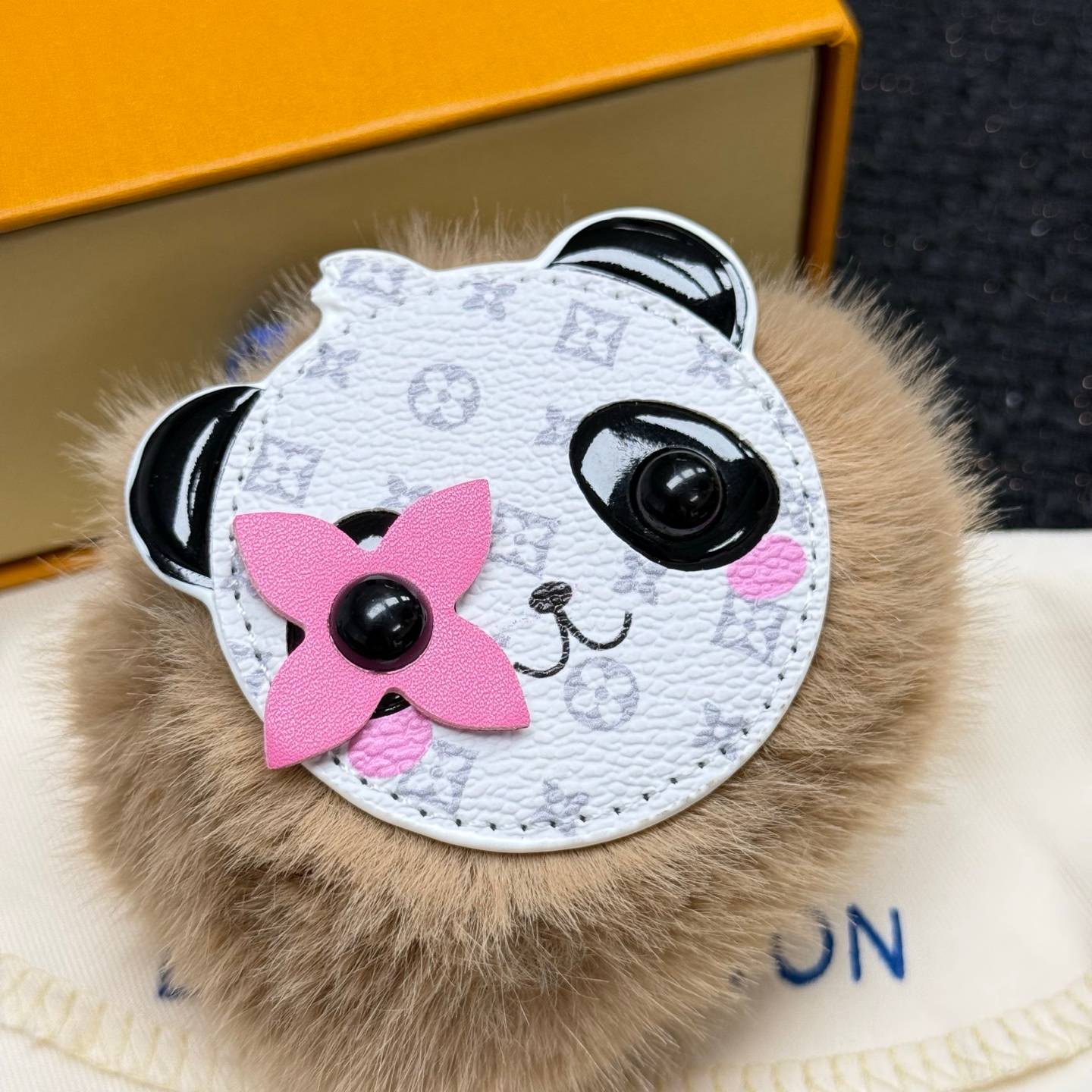 LOUIS VUITTON ルイヴィトン レディース キーホルダー LV パンダ ポンポン モノグラム ブラスレ キーチェーン ブランドアクセサリー プチギフト - 画像 3