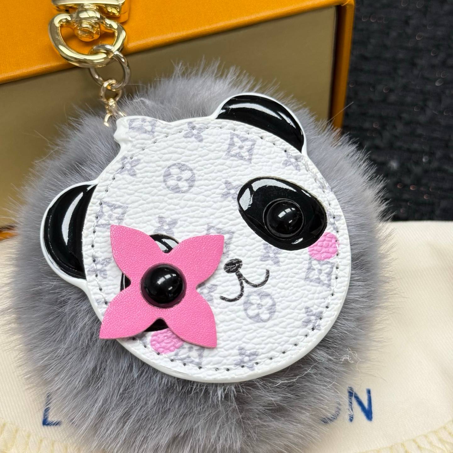 LOUIS VUITTON ルイヴィトン レディース キーホルダー LV パンダ ポンポン モノグラム ブラスレ キーチェーン ブランドアクセサリー プチギフト - 画像 5