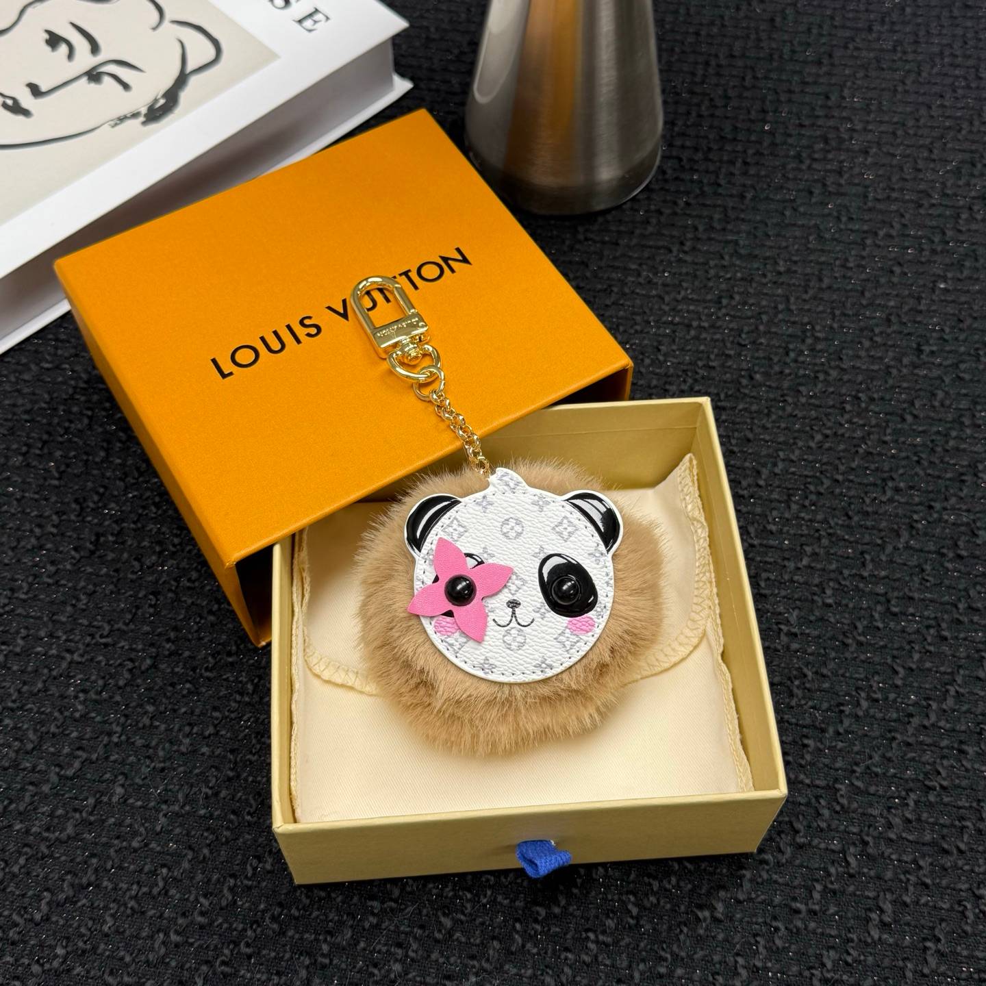 LOUIS VUITTON ルイヴィトン レディース キーホルダー LV パンダ ポンポン モノグラム ブラスレ キーチェーン ブランドアクセサリー プチギフト - 画像 6