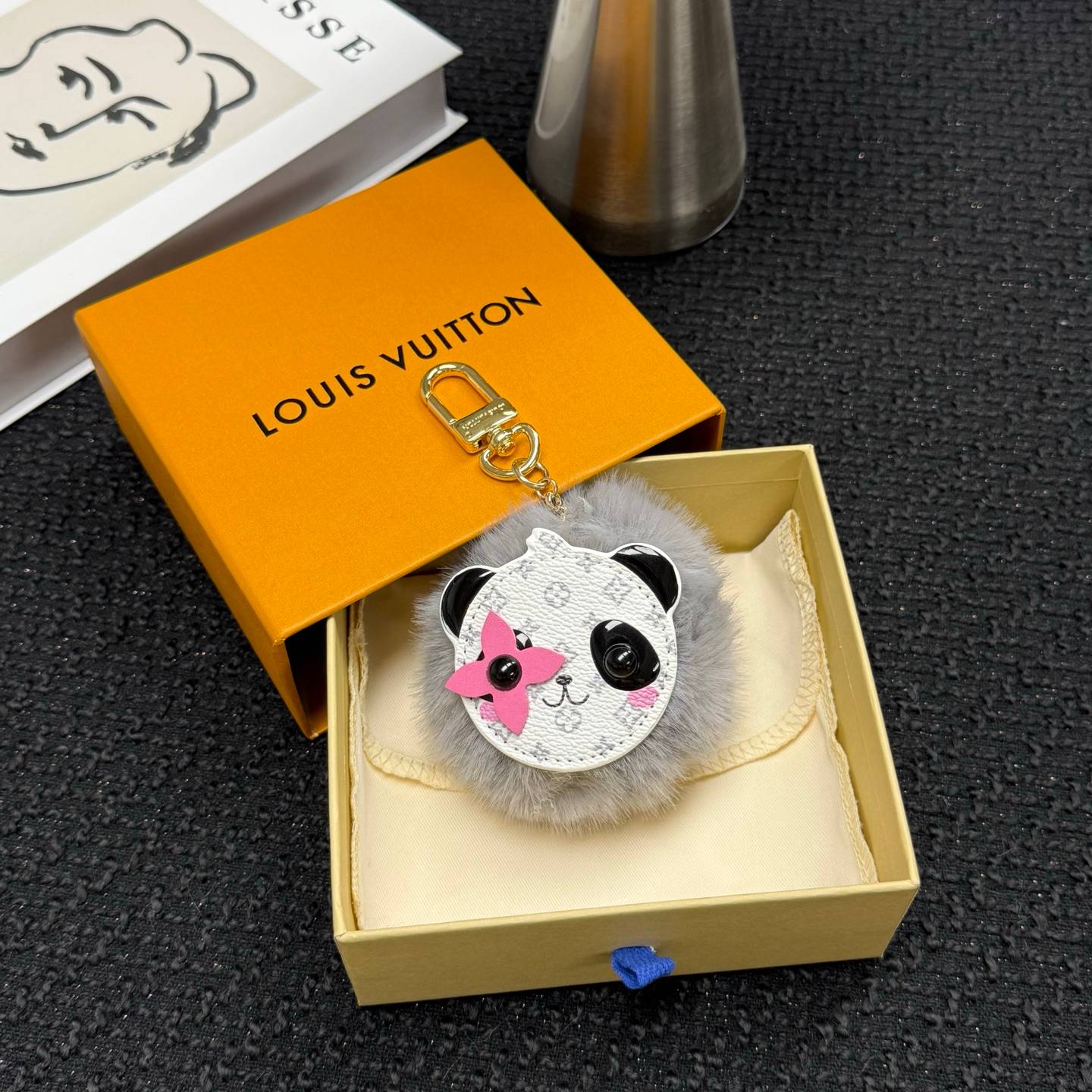LOUIS VUITTON ルイヴィトン レディース キーホルダー LV パンダ ポンポン モノグラム ブラスレ キーチェーン ブランドアクセサリー プチギフト - 画像 7