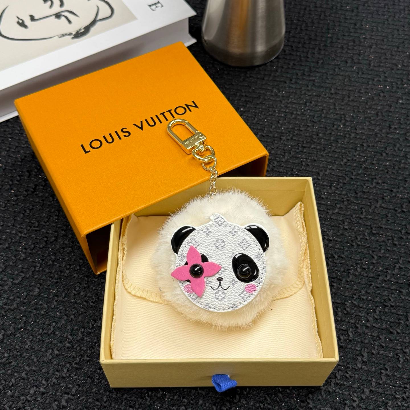 LOUIS VUITTON ルイヴィトン レディース キーホルダー LV パンダ ポンポン モノグラム ブラスレ キーチェーン ブランドアクセサリー プチギフト - 画像 8