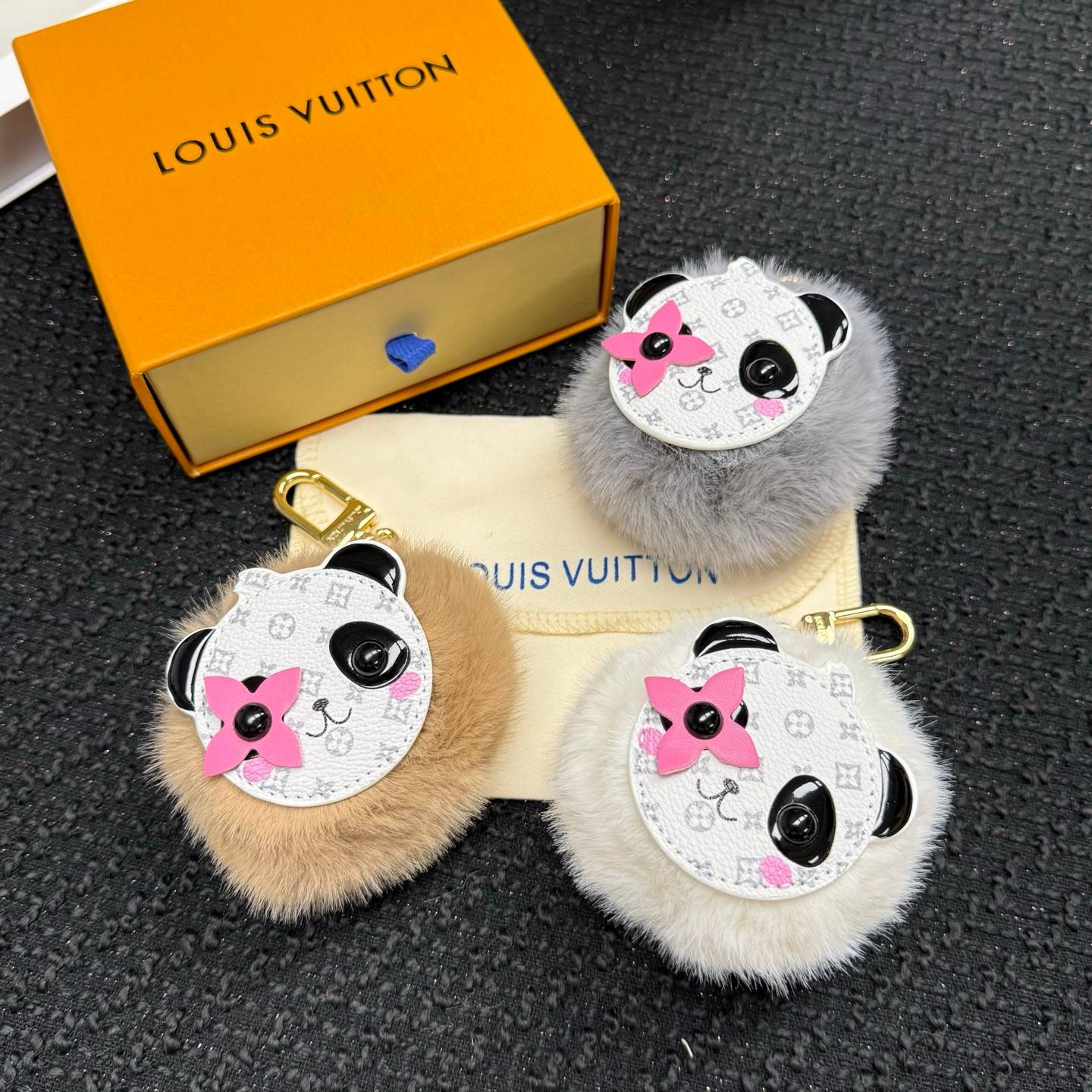 LOUIS VUITTON ルイヴィトン レディース キーホルダー LV パンダ ポンポン モノグラム ブラスレ キーチェーン ブランドアクセサリー プチギフト - 画像 9