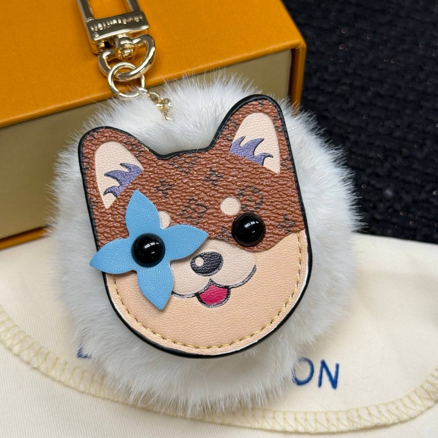 LOUIS VUITTON ルイヴィトン レディース チャーム モノグラム ブルーミング ファーポムポン ロゴキーホルダー ブランドアクセサリー - 画像 3