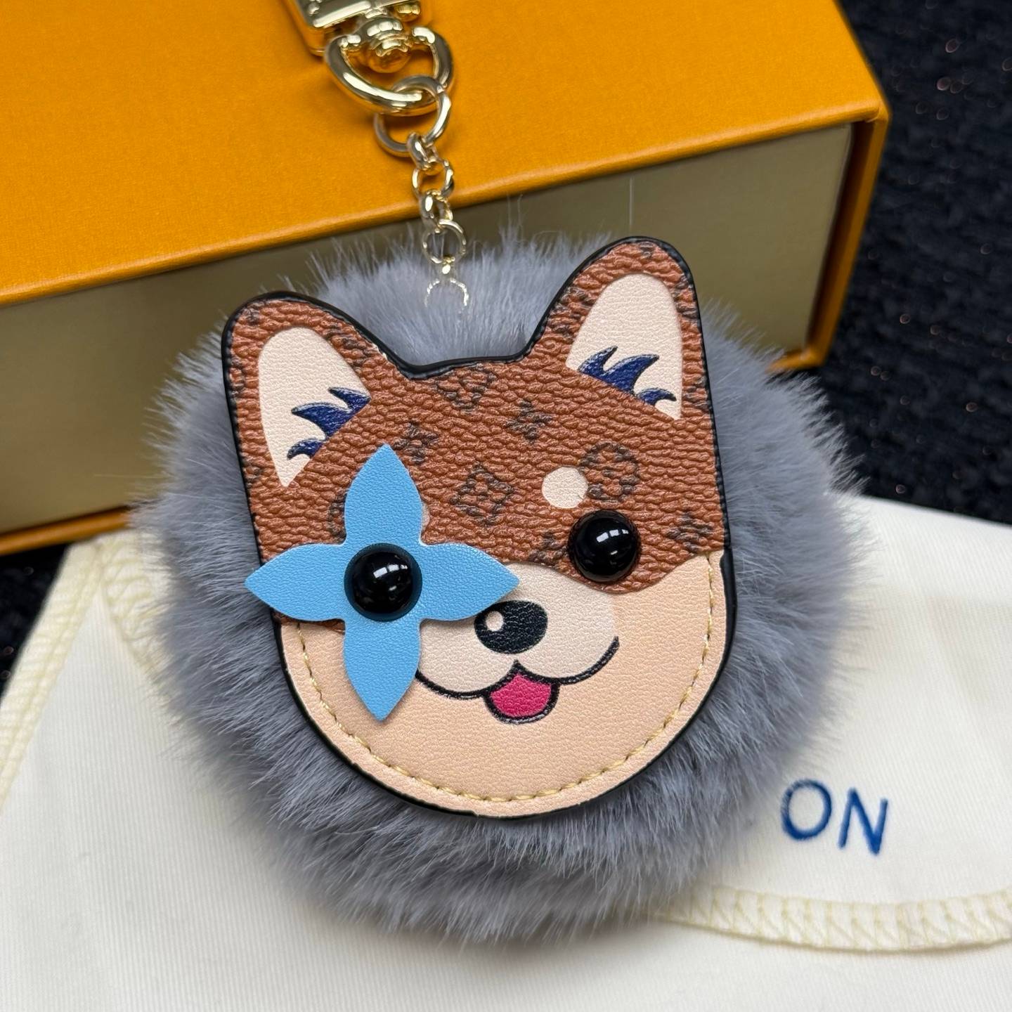 LOUIS VUITTON ルイヴィトン レディース チャーム モノグラム ブルーミング ファーポムポン ロゴキーホルダー ブランドアクセサリー - 画像 4