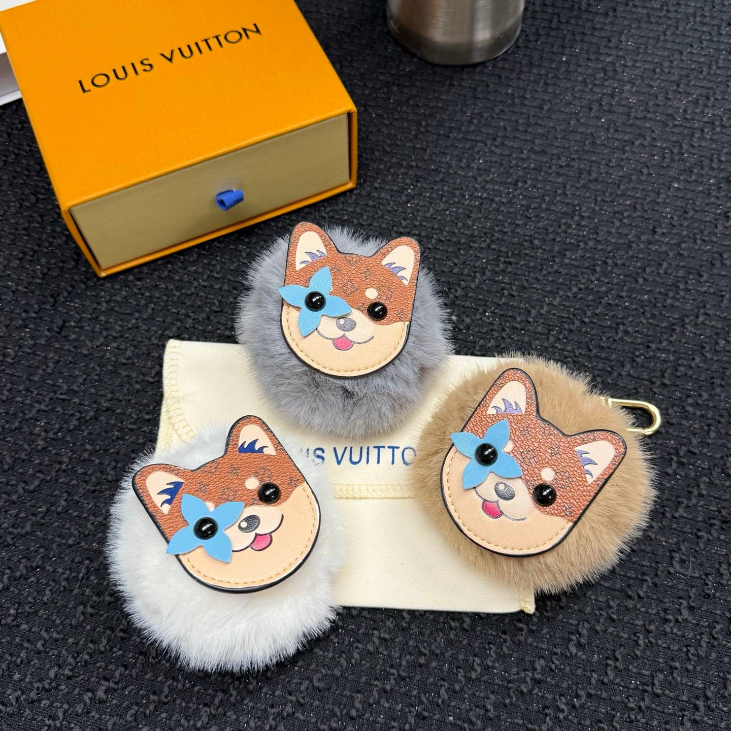 LOUIS VUITTON ルイヴィトン レディース チャーム モノグラム ブルーミング ファーポムポン ロゴキーホルダー ブランドアクセサリー - 画像 9