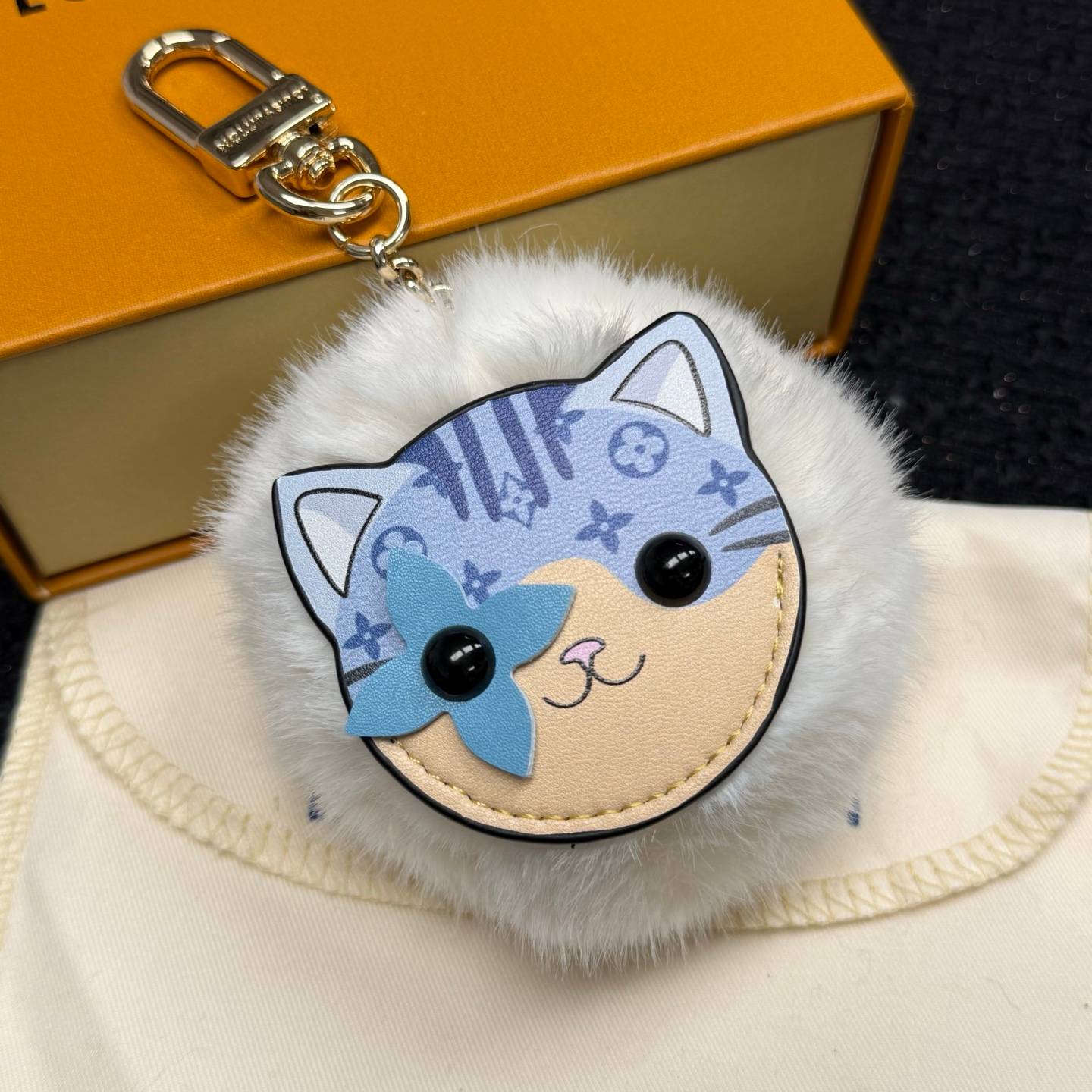 LOUIS VUITTON ルイヴィトン レディース キーホルダー LV CAT POMPON モノグラム ブルーミング ブランドアクセサリー - 画像 3