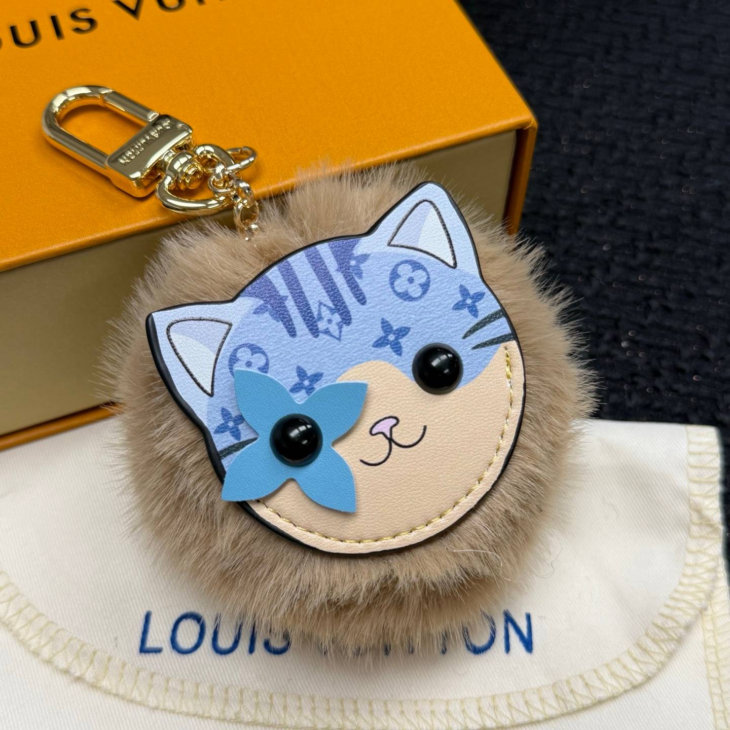 LOUIS VUITTON ルイヴィトン レディース キーホルダー LV CAT POMPON モノグラム ブルーミング ブランドアクセサリー - 画像 4