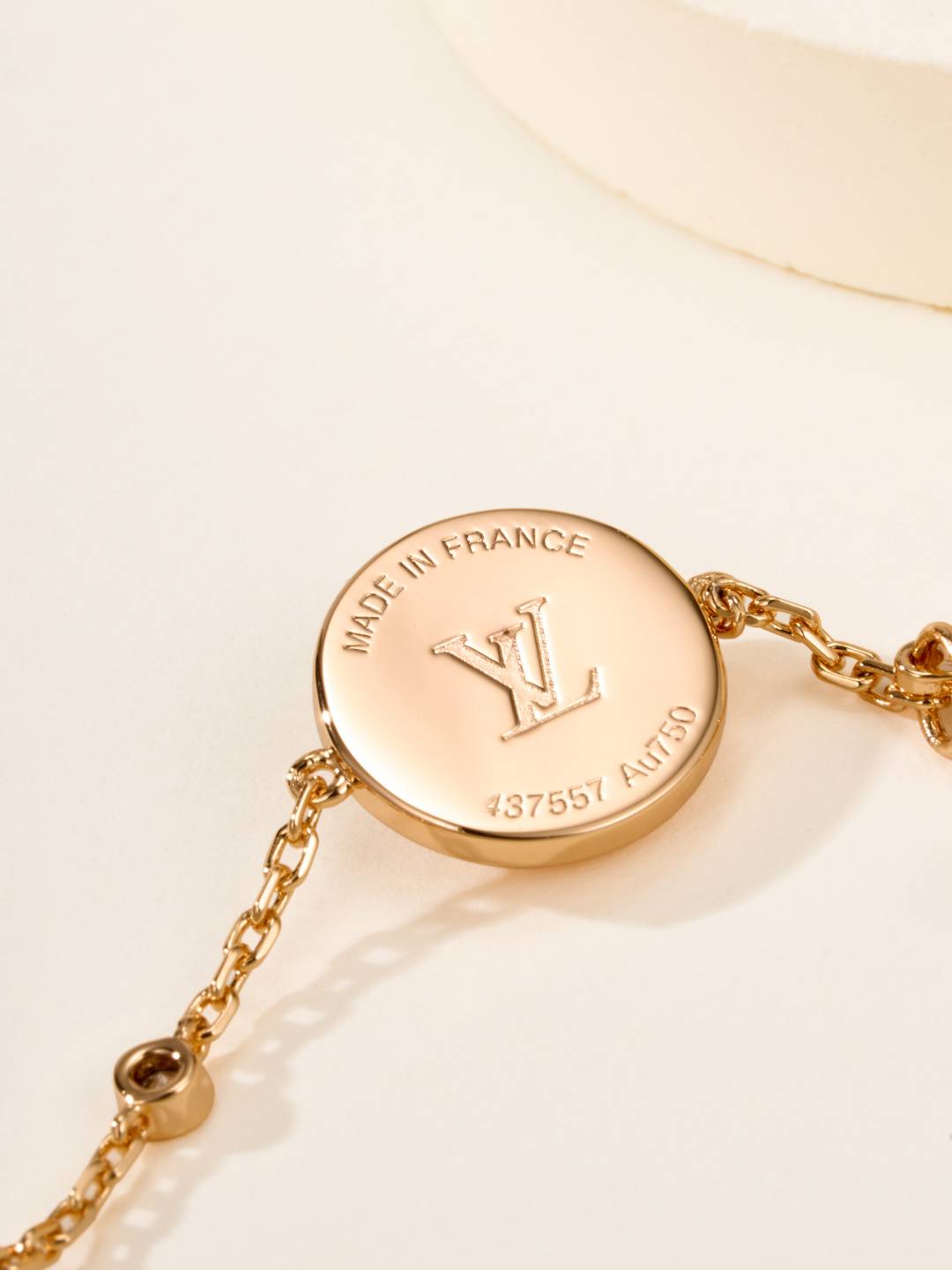 LOUIS VUITTON ルイヴィトン レディース ブレスレット ブラスレ エセンシャル V モノグラム ゴールド仕上げ ロゴネックレス ブランドアクセサリー - 画像 3