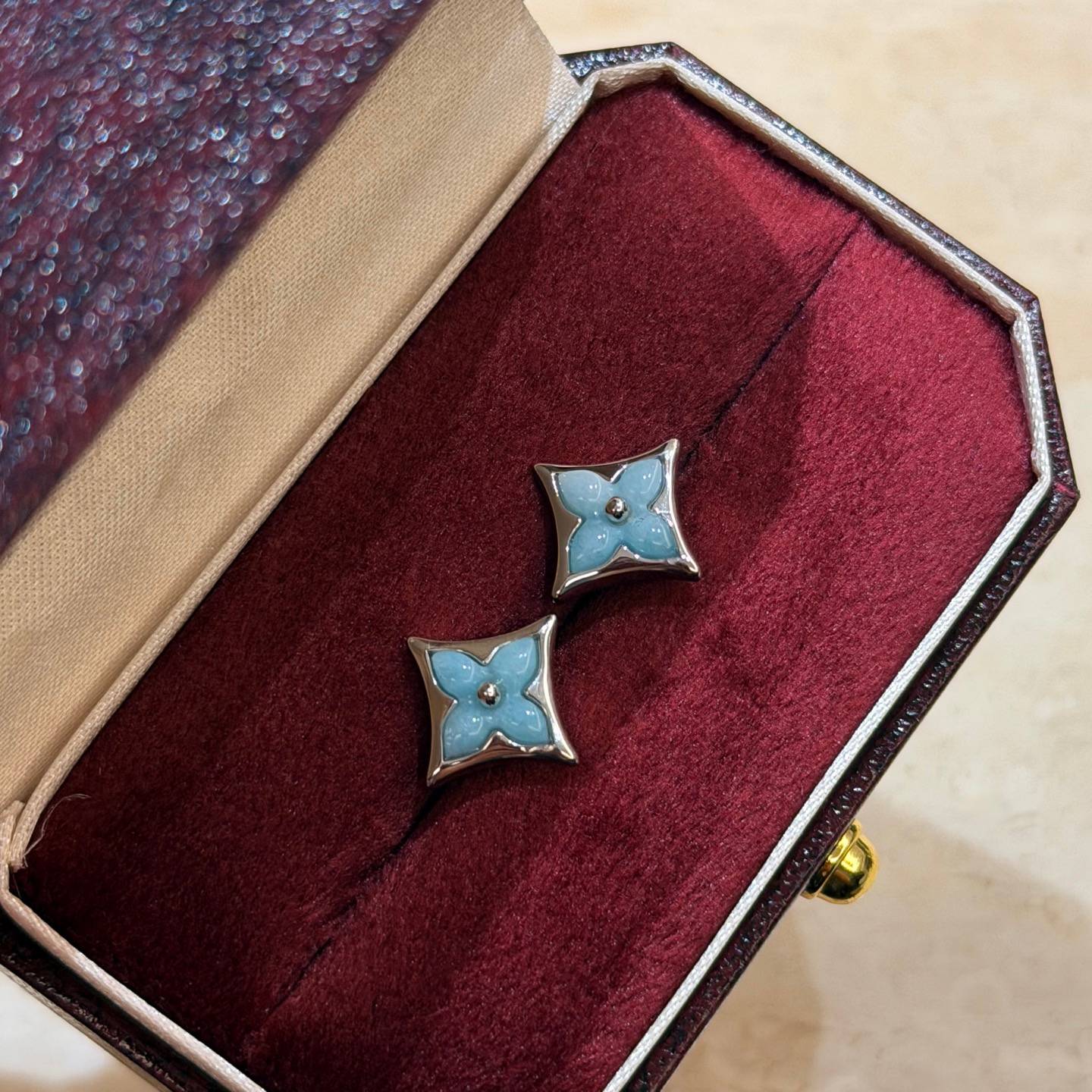 LOUIS VUITTON ルイヴィトン レディース ピアス エセンシャル V モノグラム ブルー 18金 ブランドアクセサリー 普段使い - 画像 2