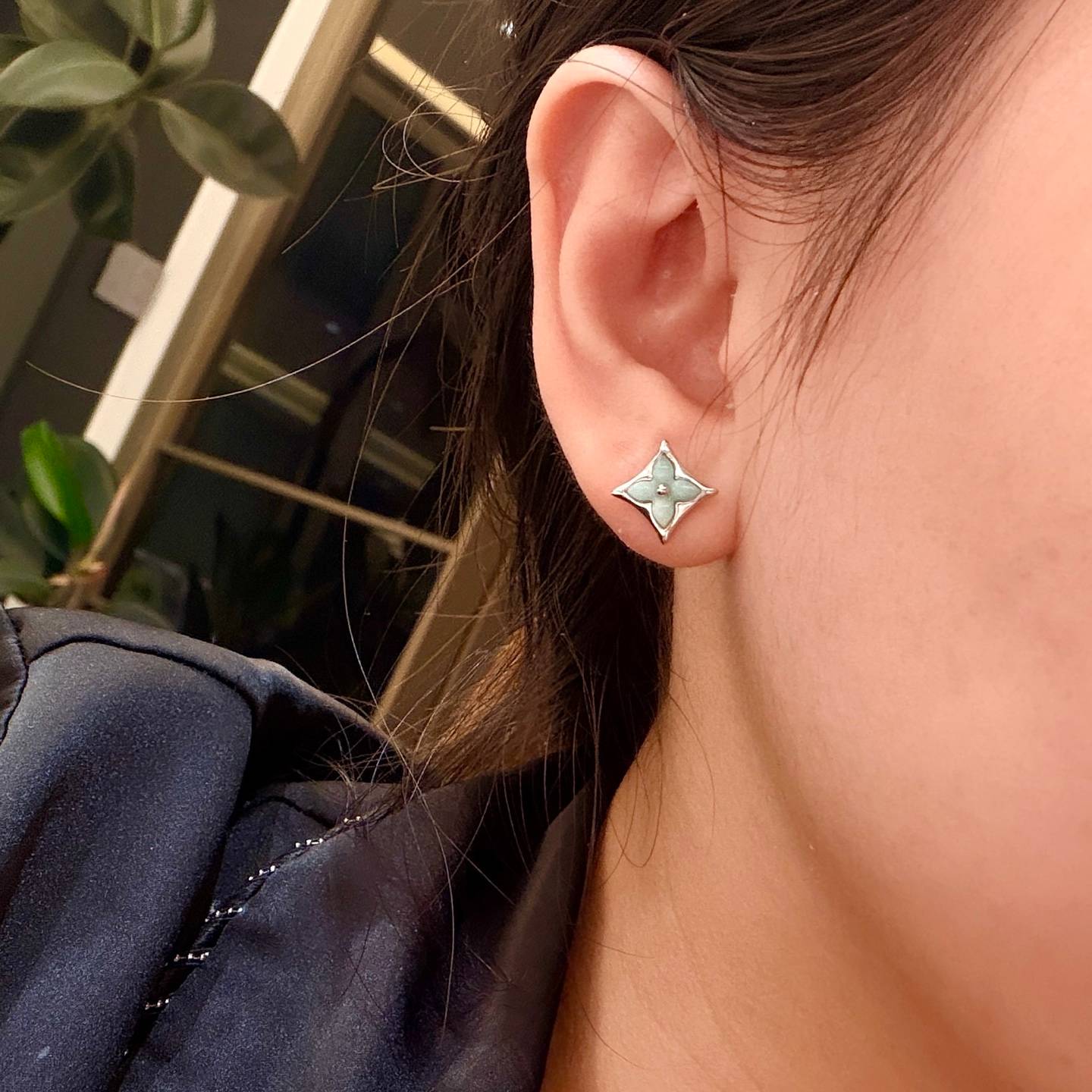 LOUIS VUITTON ルイヴィトン レディース ピアス エセンシャル V モノグラム ブルー 18金 ブランドアクセサリー 普段使い - 画像 4