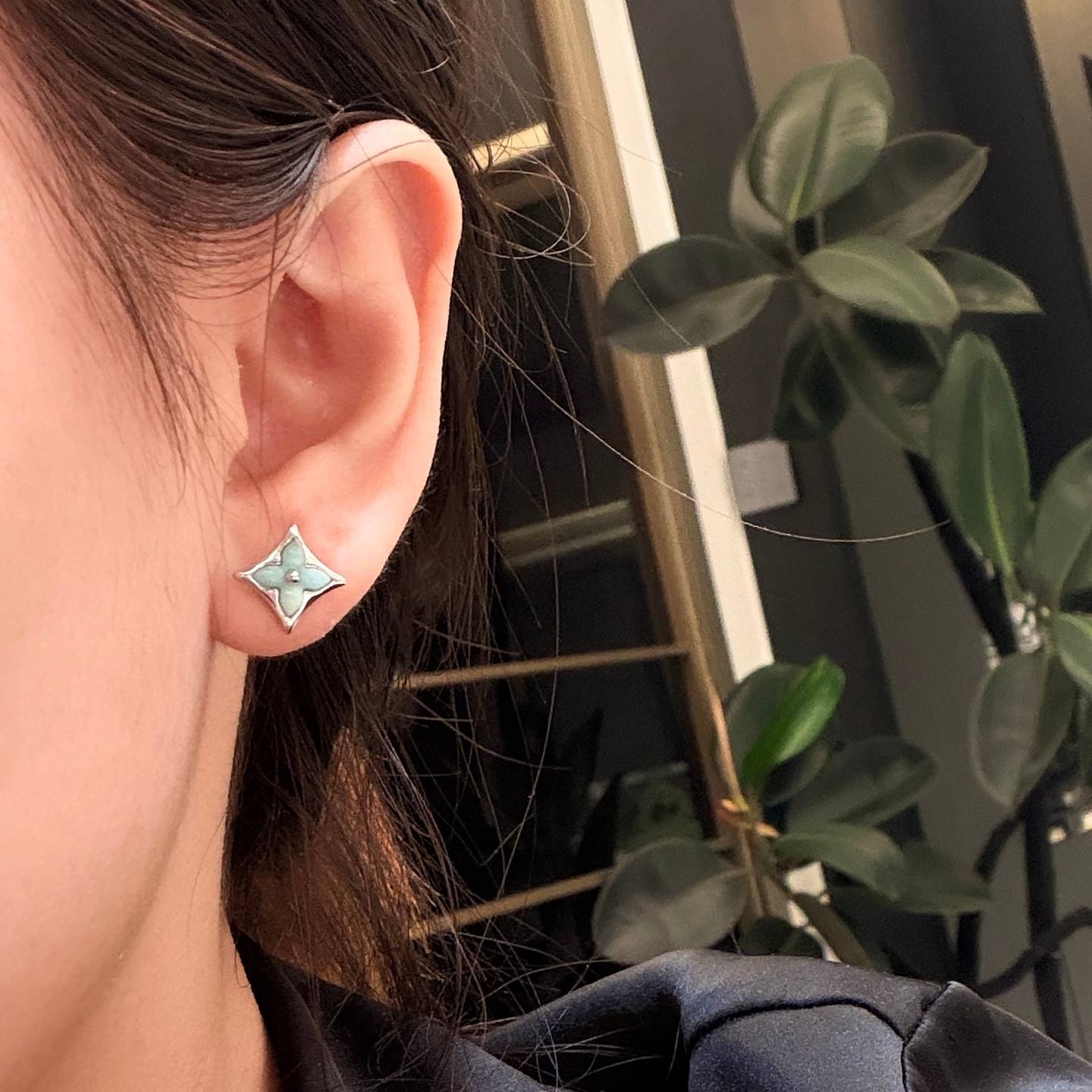 LOUIS VUITTON ルイヴィトン レディース ピアス エセンシャル V モノグラム ブルー 18金 ブランドアクセサリー 普段使い - 画像 6