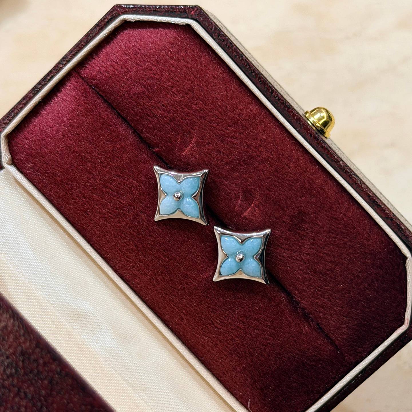 LOUIS VUITTON ルイヴィトン レディース ピアス エセンシャル V モノグラム ブルー 18金 ブランドアクセサリー 普段使い - 画像 7