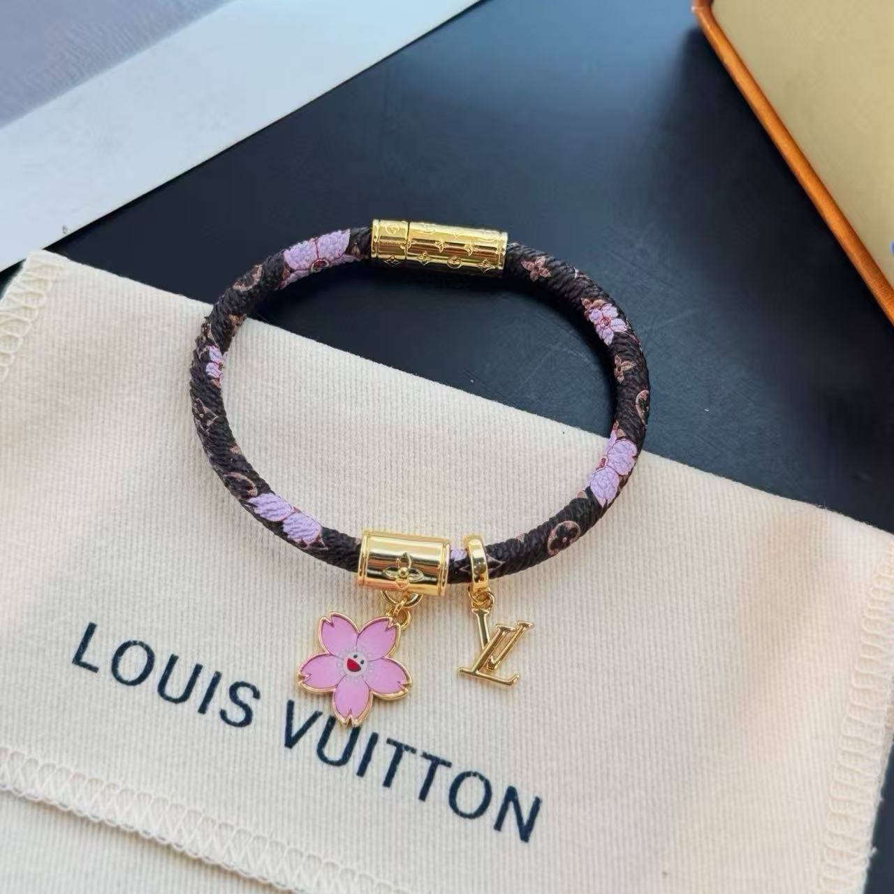 LOUIS VUITTON ルイヴィトン レディース ブレスレット モノグラム ブラスレ シルバーカラー 金色仕上げ ロゴネックレス プチギフト