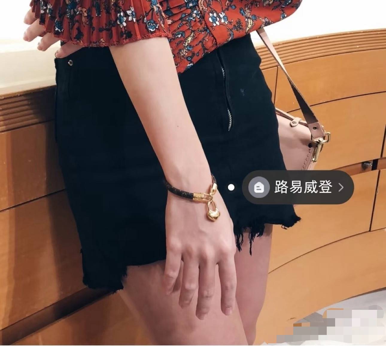 LOUIS VUITTON ルイヴィトン レディース ブレスレット モノグラム ブラスレ ゴールド仕上げ ロゴネックレス ブランドアクセサリー ギフト - 画像 2