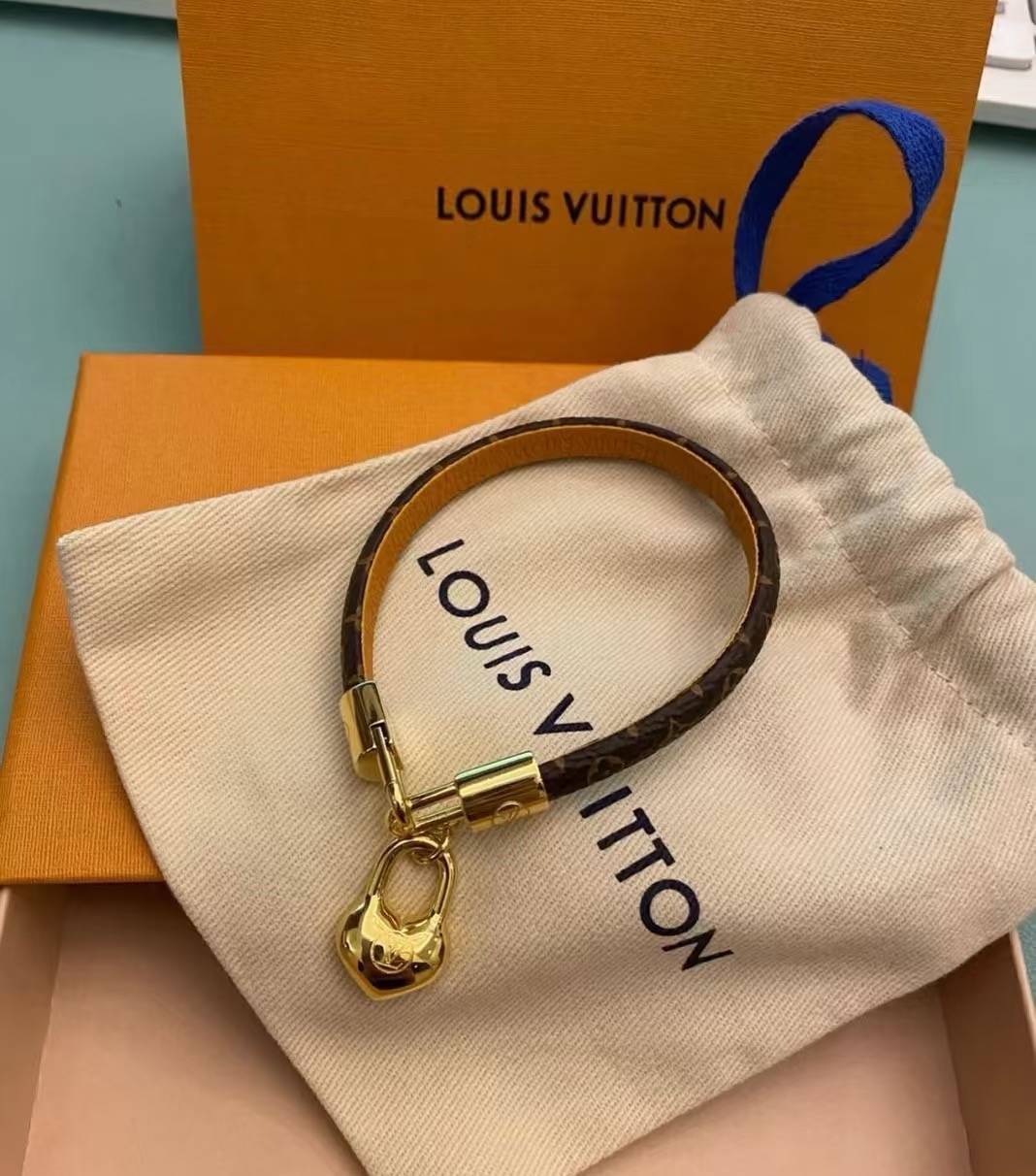 LOUIS VUITTON ルイヴィトン レディース ブレスレット モノグラム ブラスレ ゴールド仕上げ ロゴネックレス ブランドアクセサリー ギフト - 画像 3