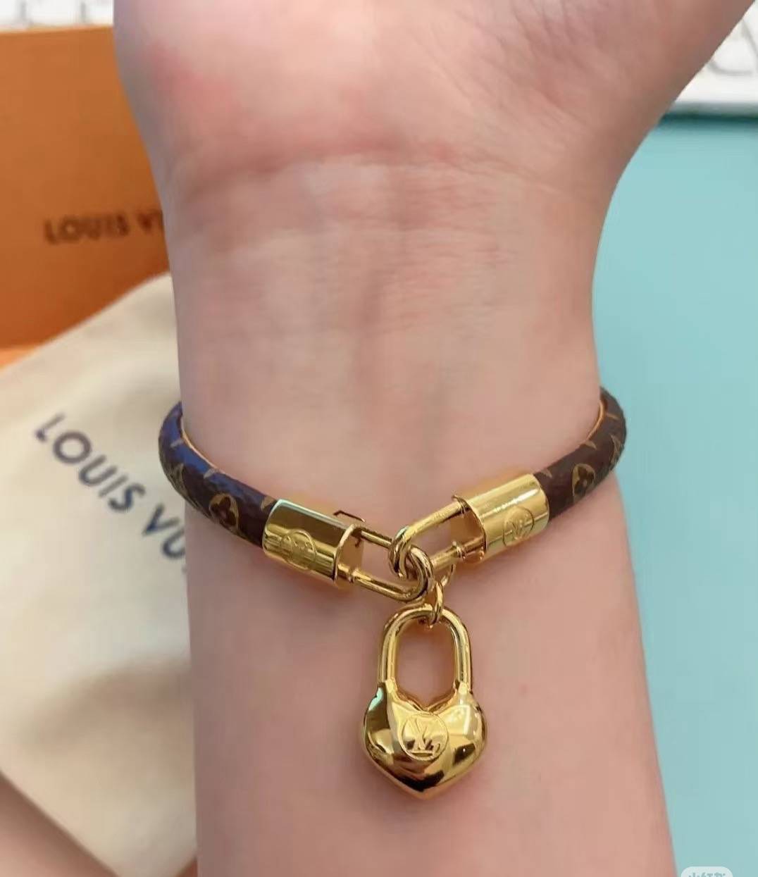 LOUIS VUITTON ルイヴィトン レディース ブレスレット モノグラム ブラスレ ゴールド仕上げ ロゴネックレス ブランドアクセサリー ギフト - 画像 5