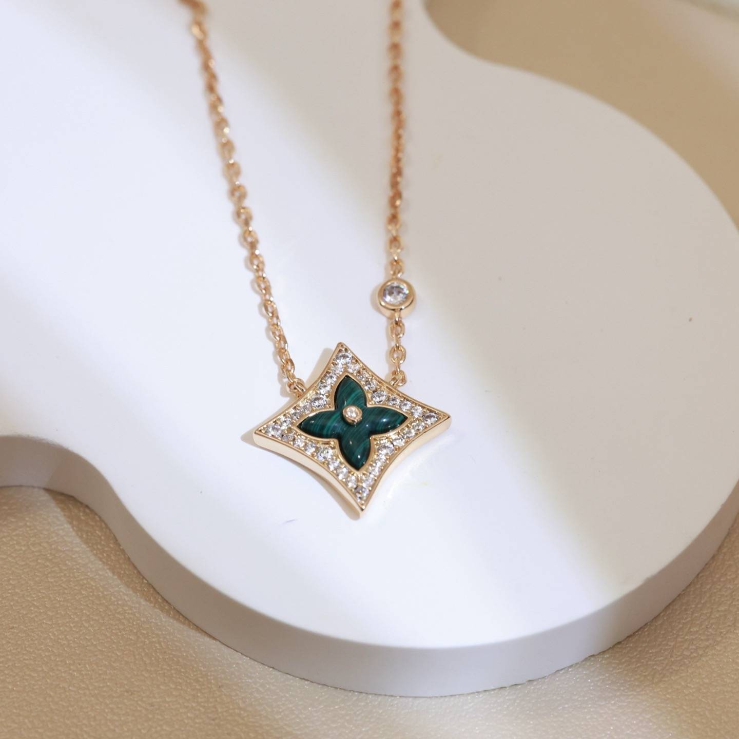 LOUIS VUITTON ルイヴィトン レディース ネックレス エセンシャル V モノグラム GP ブランドアクセサリー 普段使い