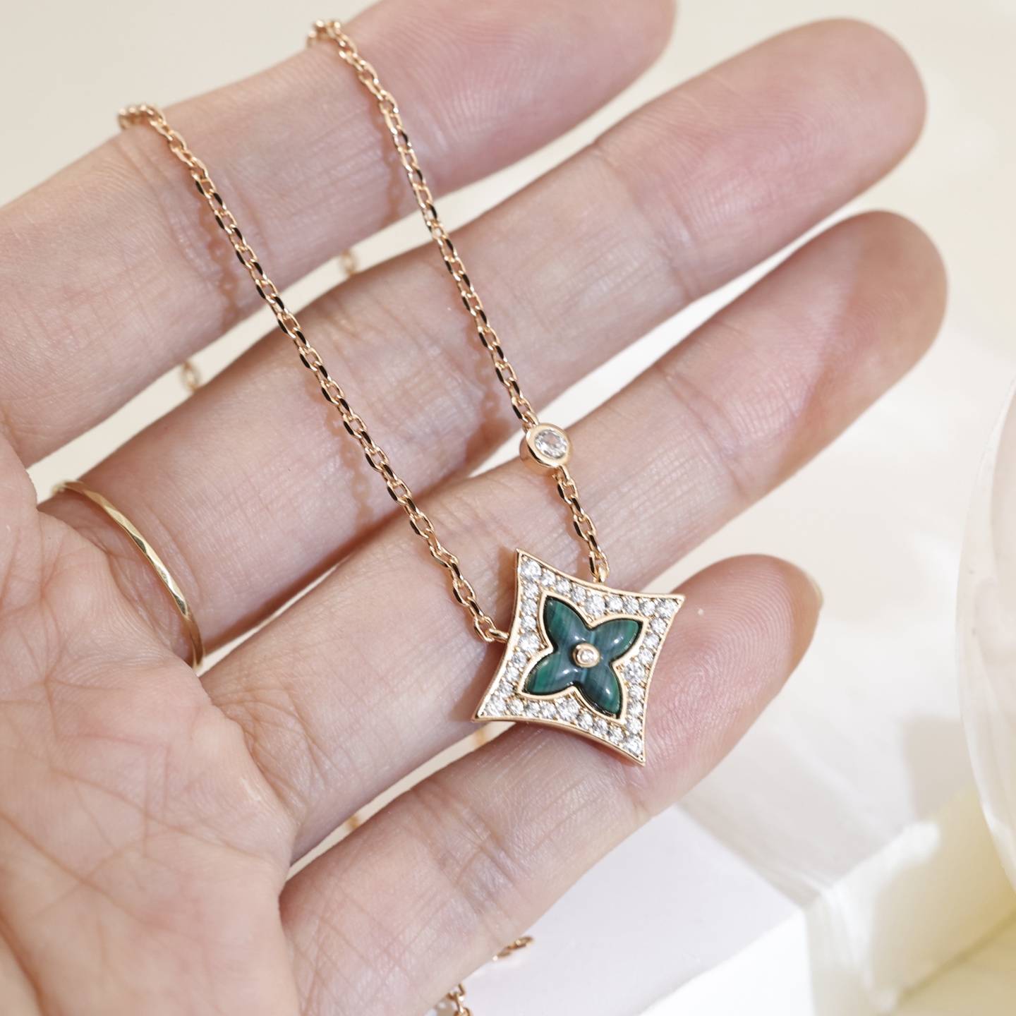LOUIS VUITTON ルイヴィトン レディース ネックレス エセンシャル V モノグラム GP ブランドアクセサリー 普段使い - 画像 4