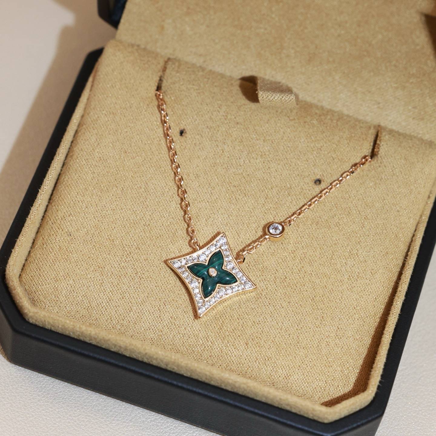 LOUIS VUITTON ルイヴィトン レディース ネックレス エセンシャル V モノグラム GP ブランドアクセサリー 普段使い - 画像 8