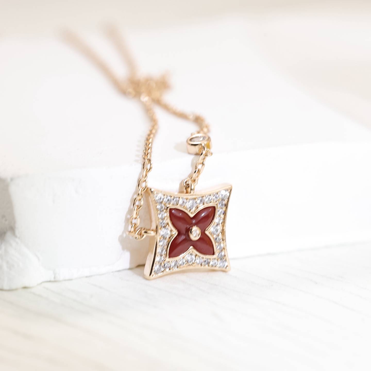 LOUIS VUITTON ルイヴィトン レディース ネックレス エセンシャル V ダイヤモンド ゴールド仕上げ ブランドアクセサリー 日常使い - 画像 5