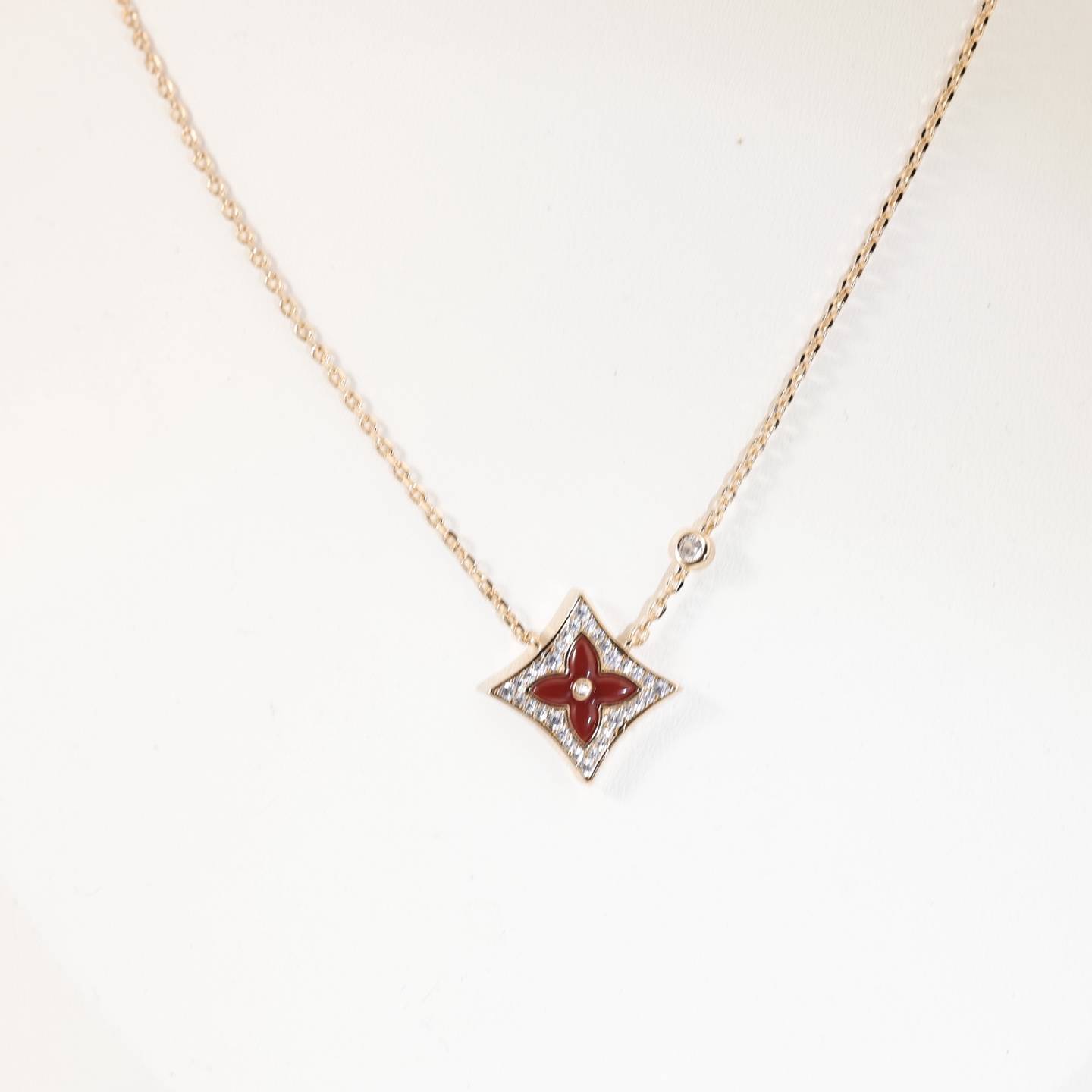 LOUIS VUITTON ルイヴィトン レディース ネックレス エセンシャル V ダイヤモンド ゴールド仕上げ ブランドアクセサリー 日常使い - 画像 7