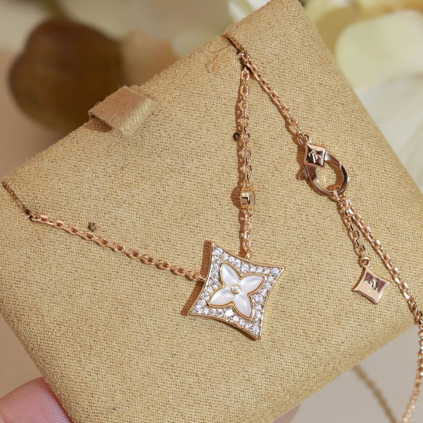 LOUIS VUITTON ルイヴィトン レディース ネックレス モノグラム シルバーカラー ゴールド仕上げ ブランドアクセサリー 普段使い - 画像 5