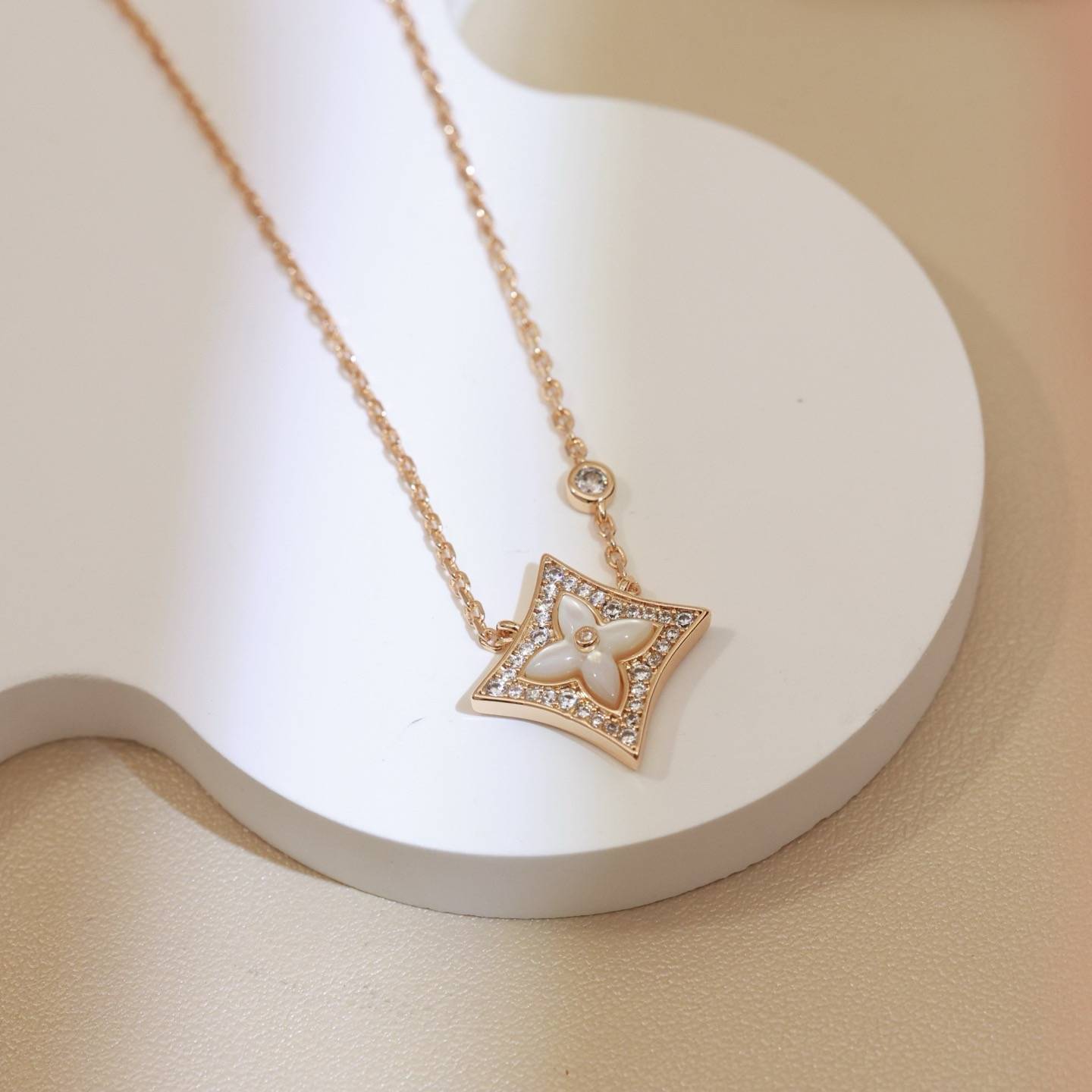 LOUIS VUITTON ルイヴィトン レディース ネックレス モノグラム シルバーカラー ゴールド仕上げ ブランドアクセサリー 普段使い - 画像 8