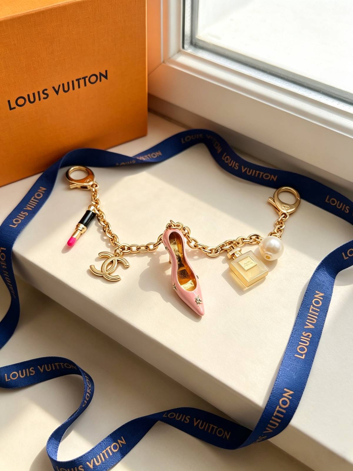 LOUIS VUITTON ルイヴィトン レディース チャーム ブレスレット モノグラム ブラスレ ゴールド仕上げ ブランドアクセサリー 普段使い - 画像 2