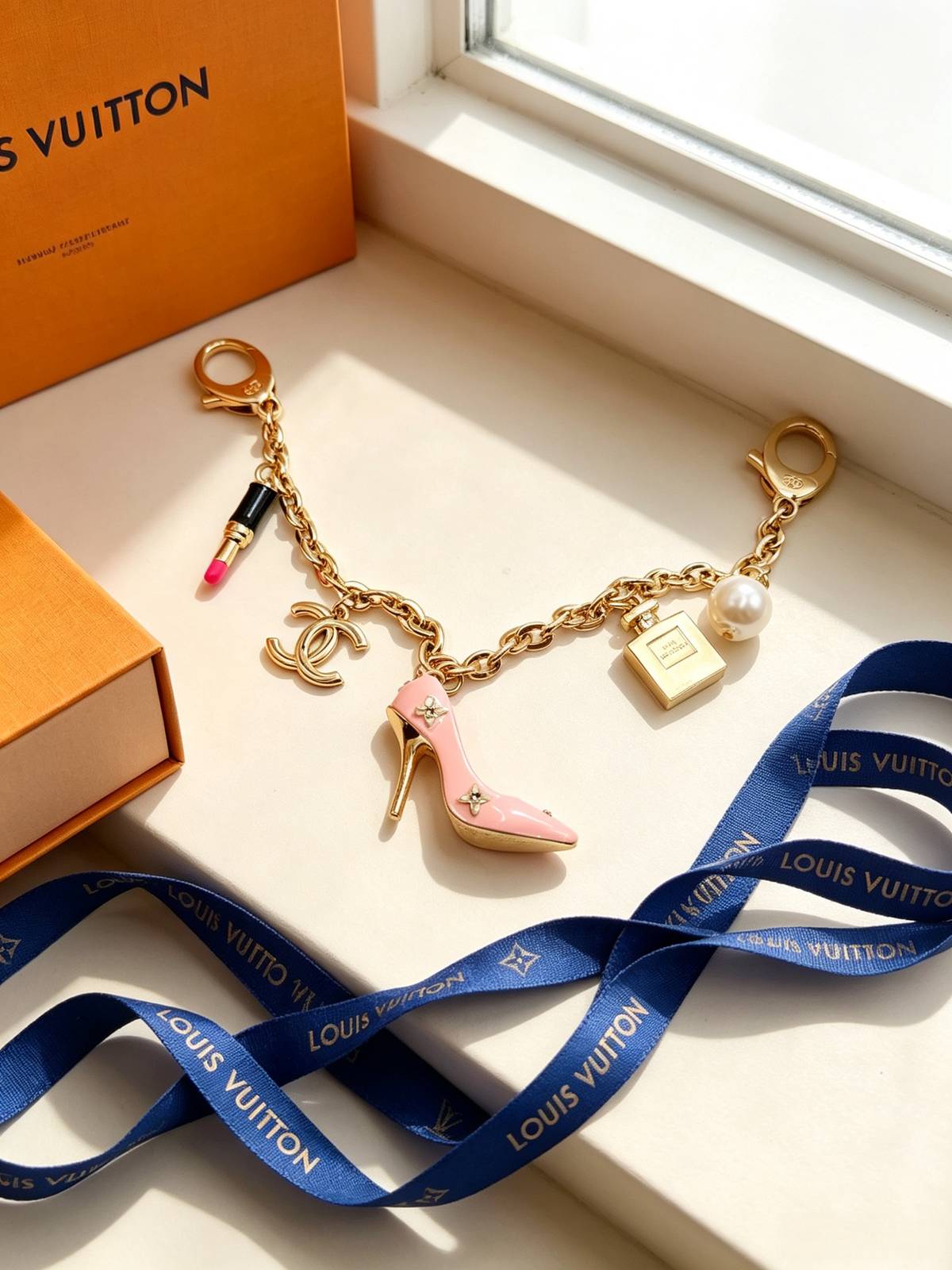LOUIS VUITTON ルイヴィトン レディース チャーム ブレスレット モノグラム ブラスレ ゴールド仕上げ ブランドアクセサリー 普段使い - 画像 3
