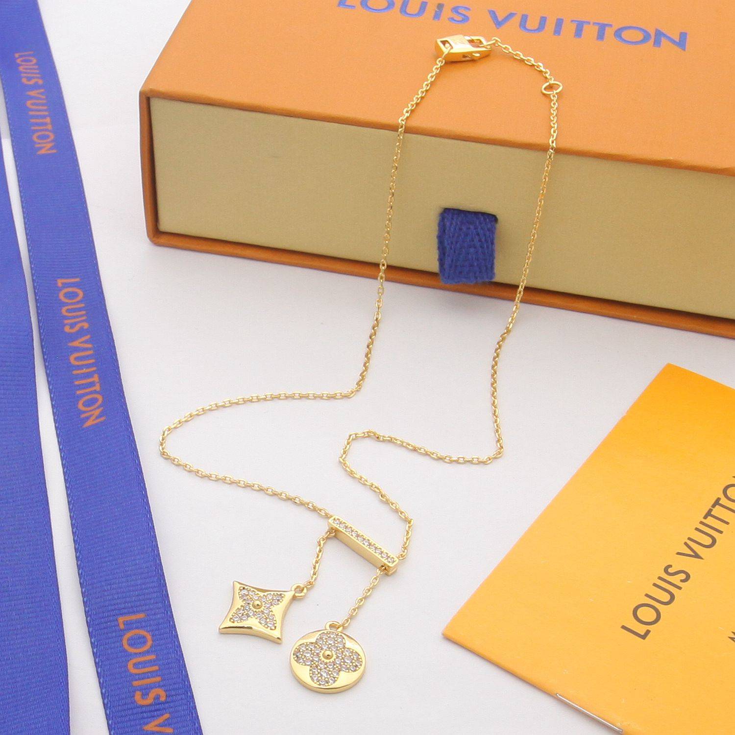 LOUIS VUITTON ルイヴィトン レディース ネックレス モノグラム エセンシャル V ゴールド仕上げ ブランドアクセサリー 普段使い - 画像 4