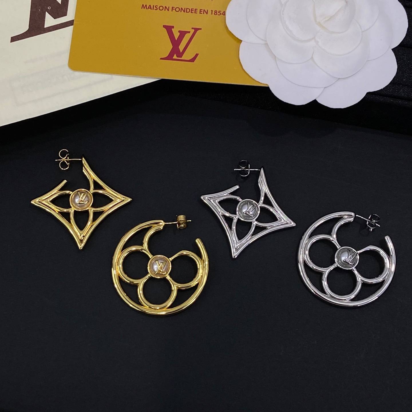 LOUIS VUITTON ルイヴィトン レディース ピアス LVイニシャル ブラスレ メタル シルバーカラー ゴールド仕上げ ブランドアクセサリー 25390